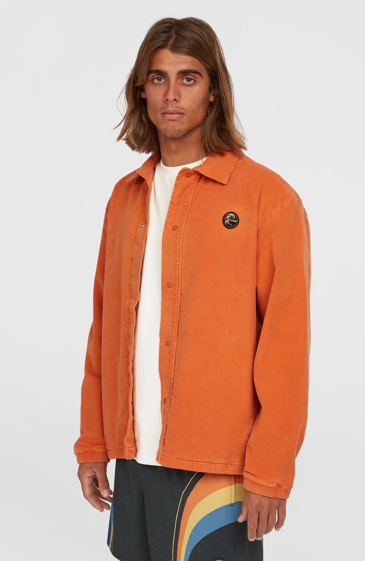 Cord Coach Jacke für Herren, orange, Dreiviertelansicht am Model