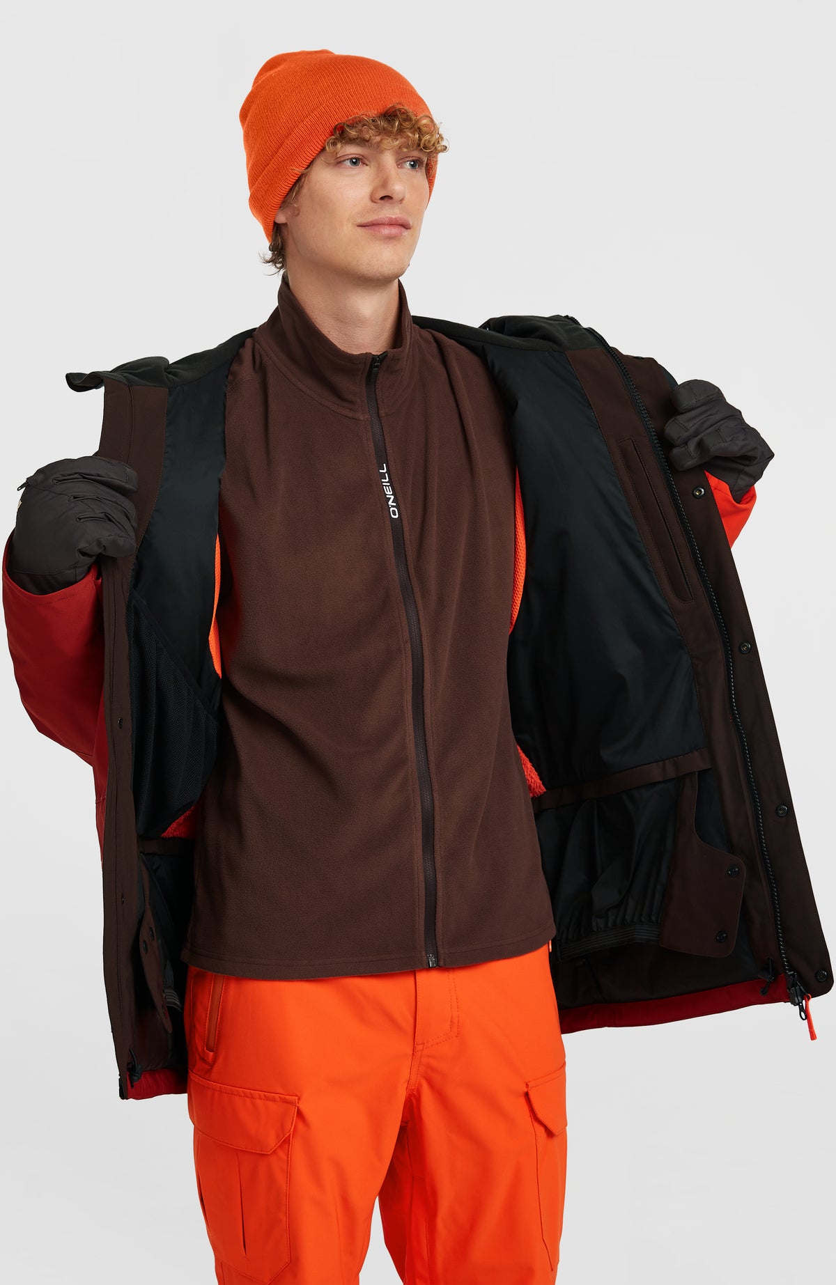 FWC'Peak Pro Skijacke für Herren, orange, geöffnet getragen am Model mit Blick auf das Innenleben