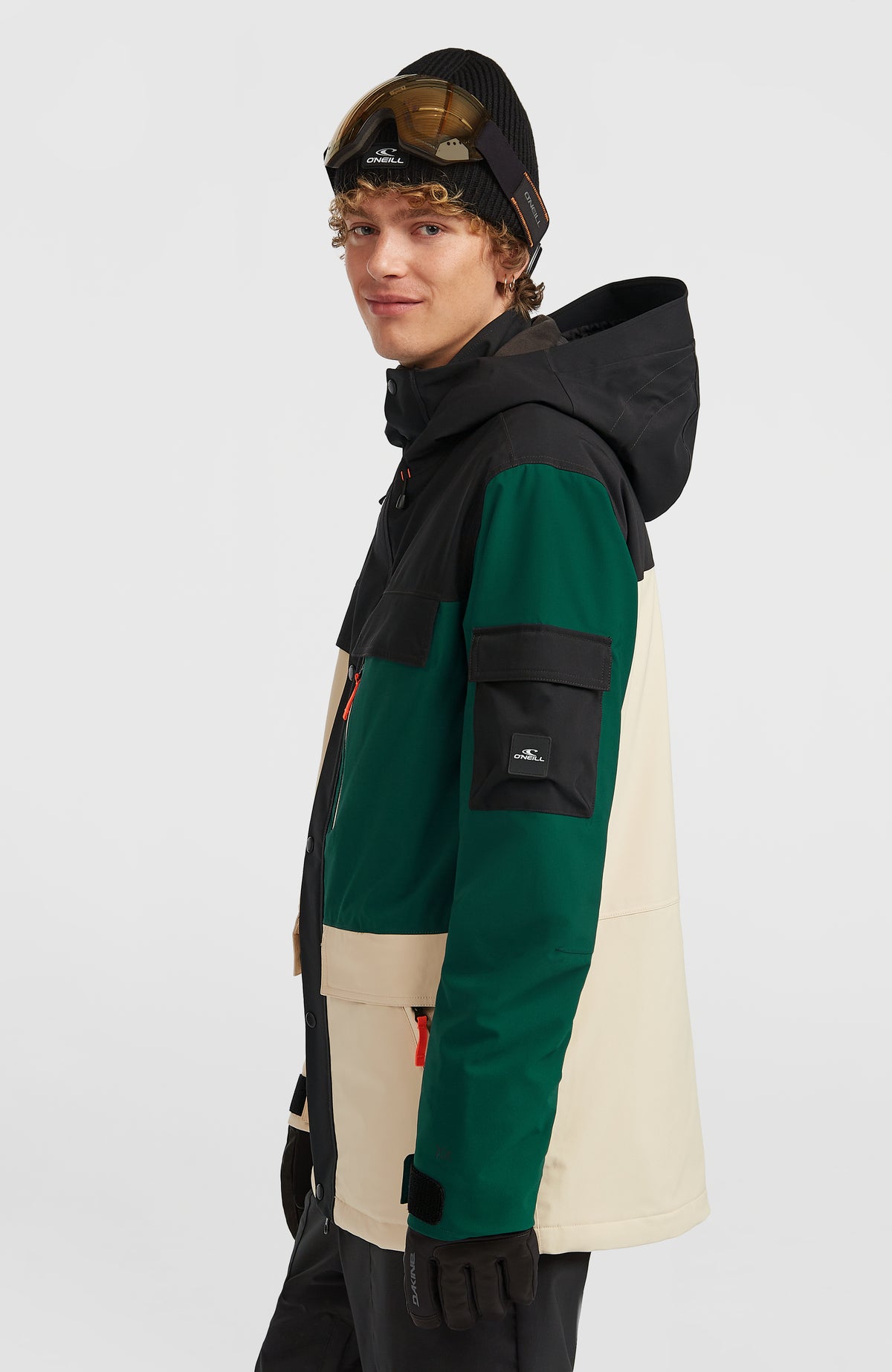 FWC'Peak Pro Skijacke für Herren, beige, Dreiviertelansicht am Model mit aufgesetzter Ärmeltasche