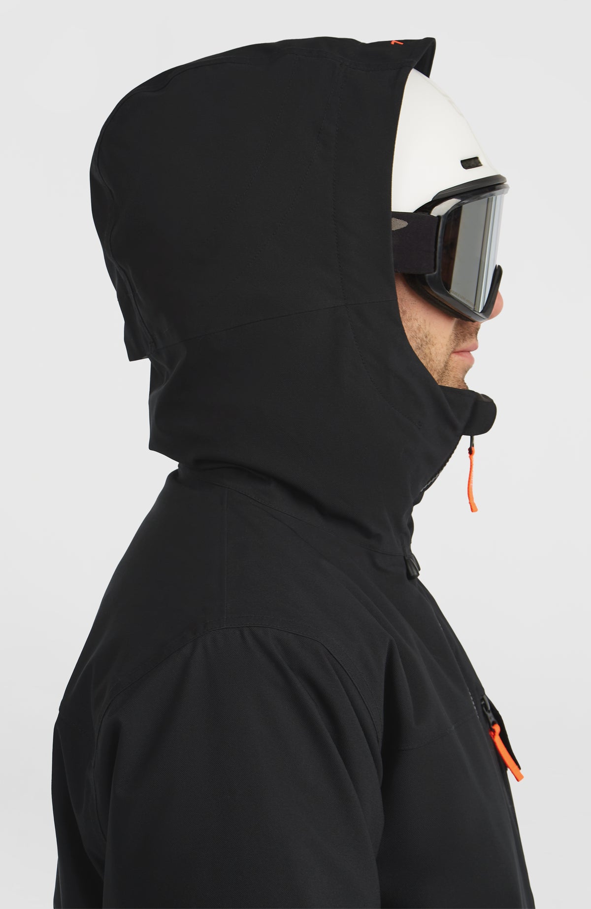 FWC'Peak Skijacke für Herren, schwarz, Seitenansicht am Model mit aufgesetzter Kapuze