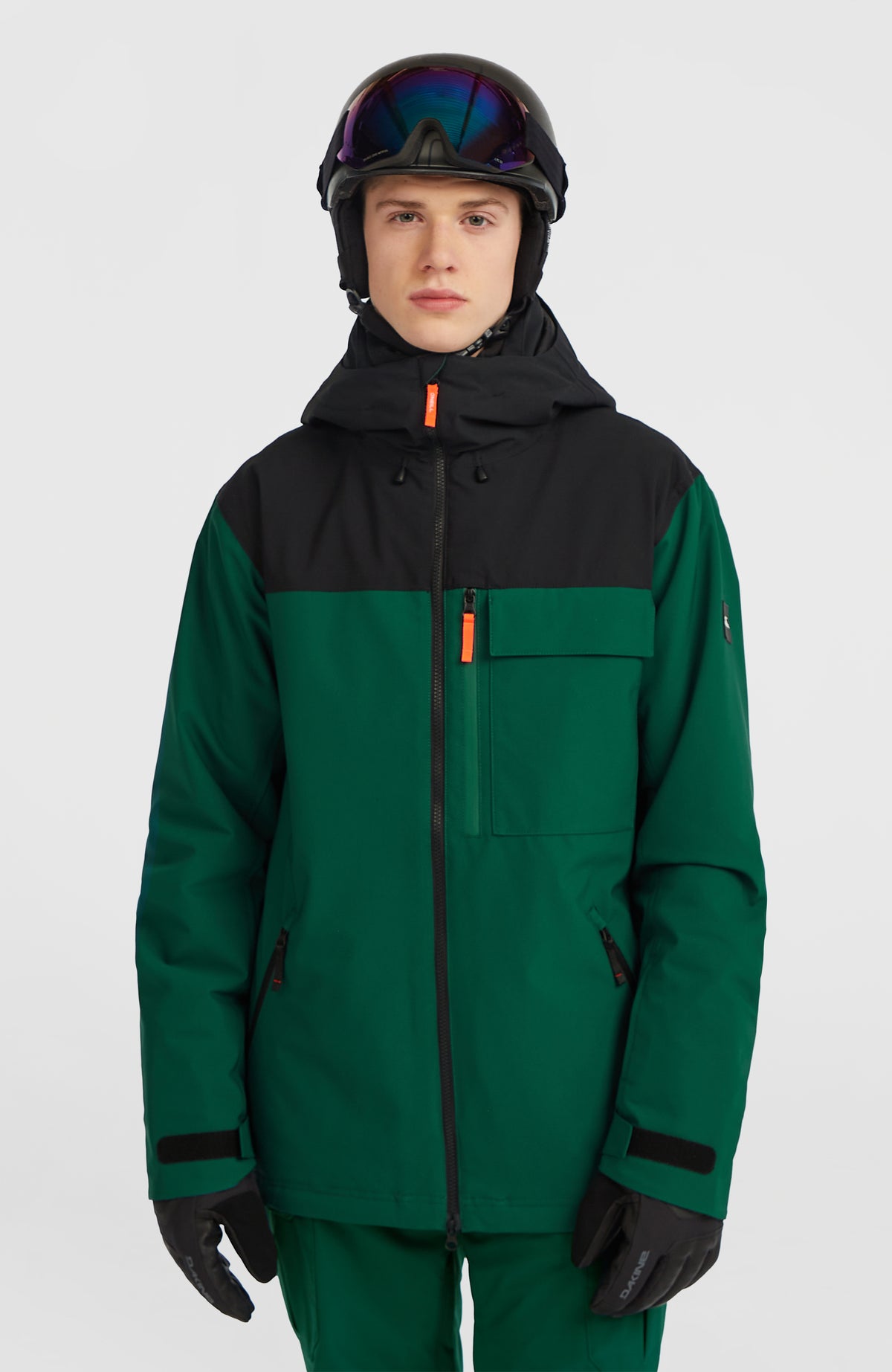 O'Neill FWC'Peak Skijacke für Herren, grün, Vorderansicht getragen am Model mit geschlossener Kapuze
