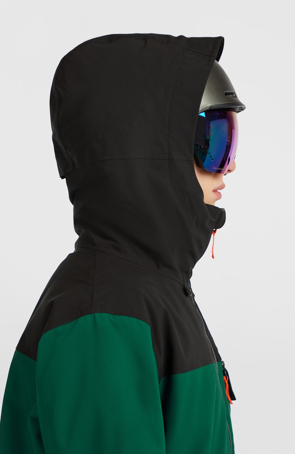 FWC'Peak Skijacke für Herren, grün, seitliche Ansicht getragen am Model mit hochgeschlossener Kapuze