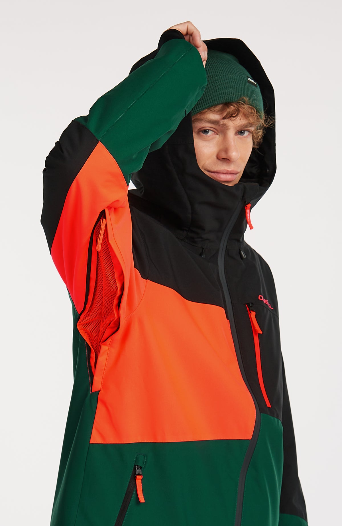 FWC'Cruz Triple Skijacke für Herren, schwarz, am Model, geöffneter Belüftungsreißverschluss am Ärmel