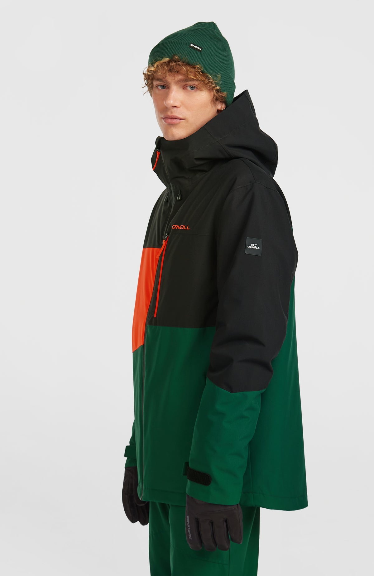 FWC'Cruz Triple Skijacke für Herren, schwarz, Halbprofil am Model mit Logo-Patch am Ärmel