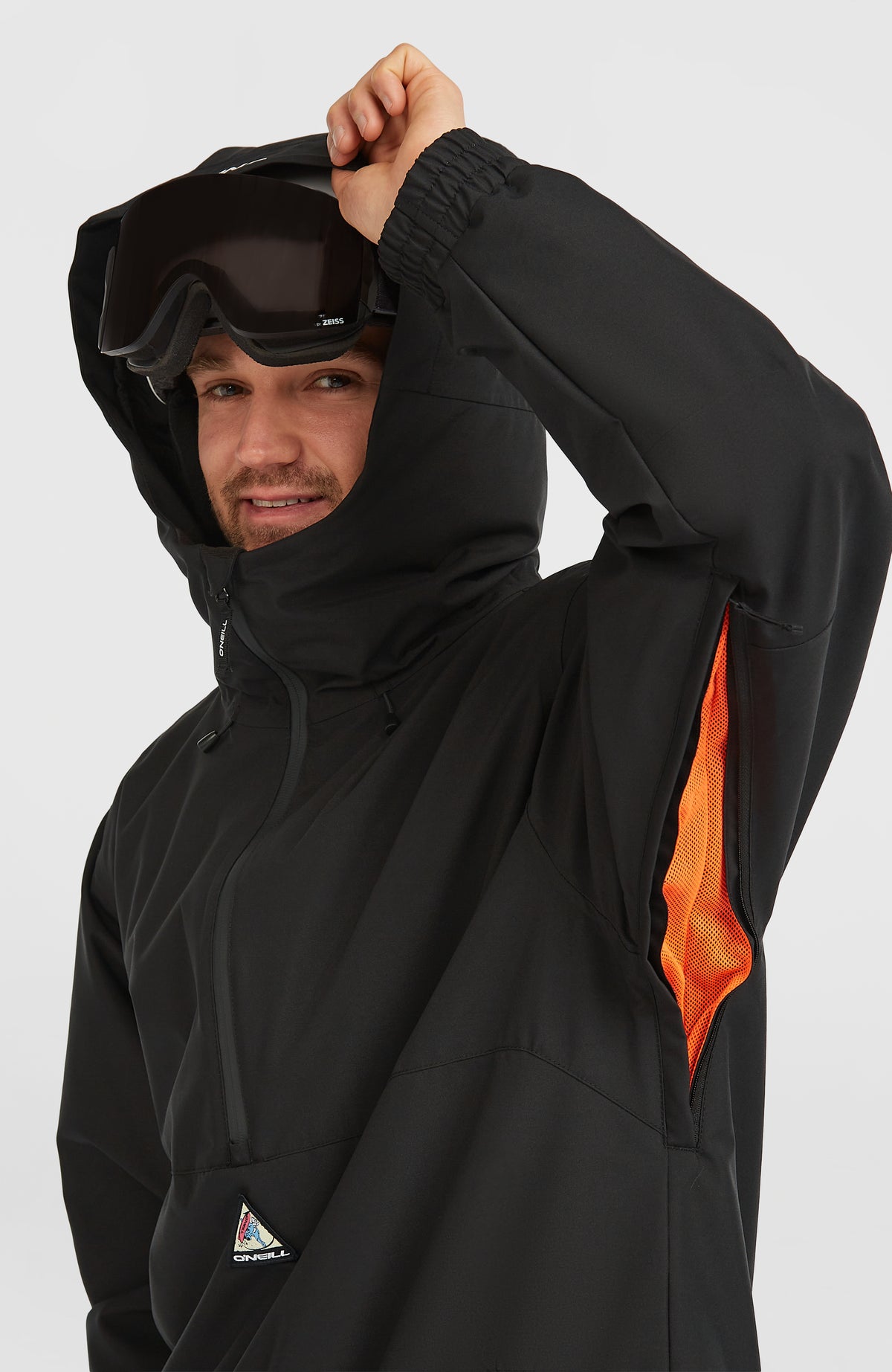 FWC'Play Park Ski- und Snowboardjacke für Herren, schwarz, am Model, geöffneter Belüftungsreißverschluss