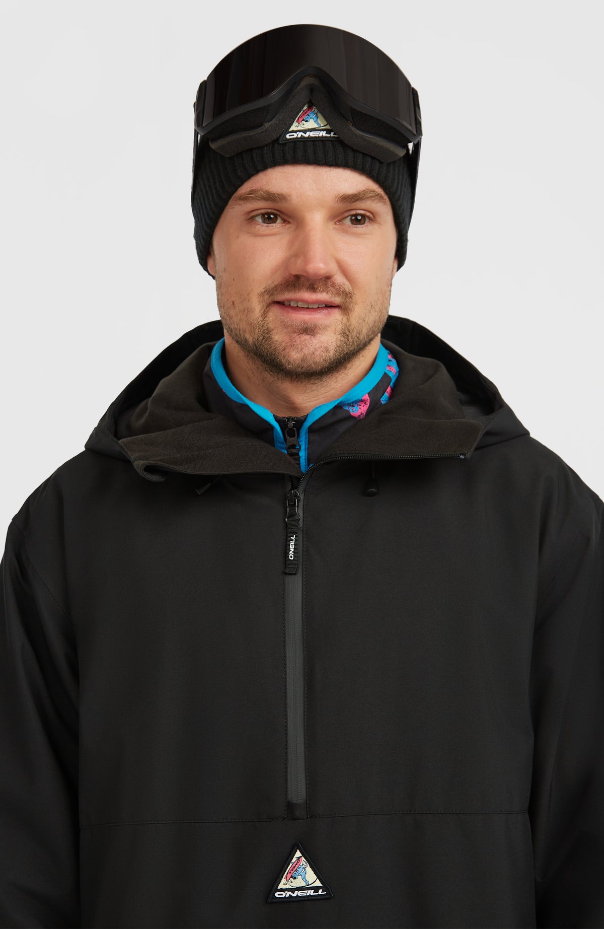 Nahaufnahme von Kragen und Reißverschluss der schwarzen FWC'Play Park Ski- und Snowboardjacke am Model