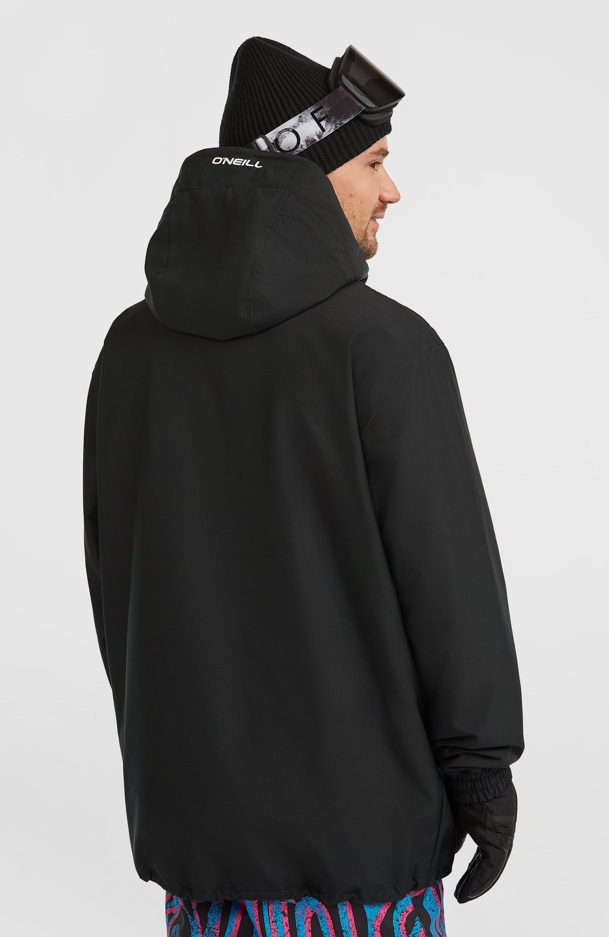 FWC'Play Park Ski- und Snowboardjacke für Herren, schwarz, Rückansicht am Model, Logo auf der Kapuze