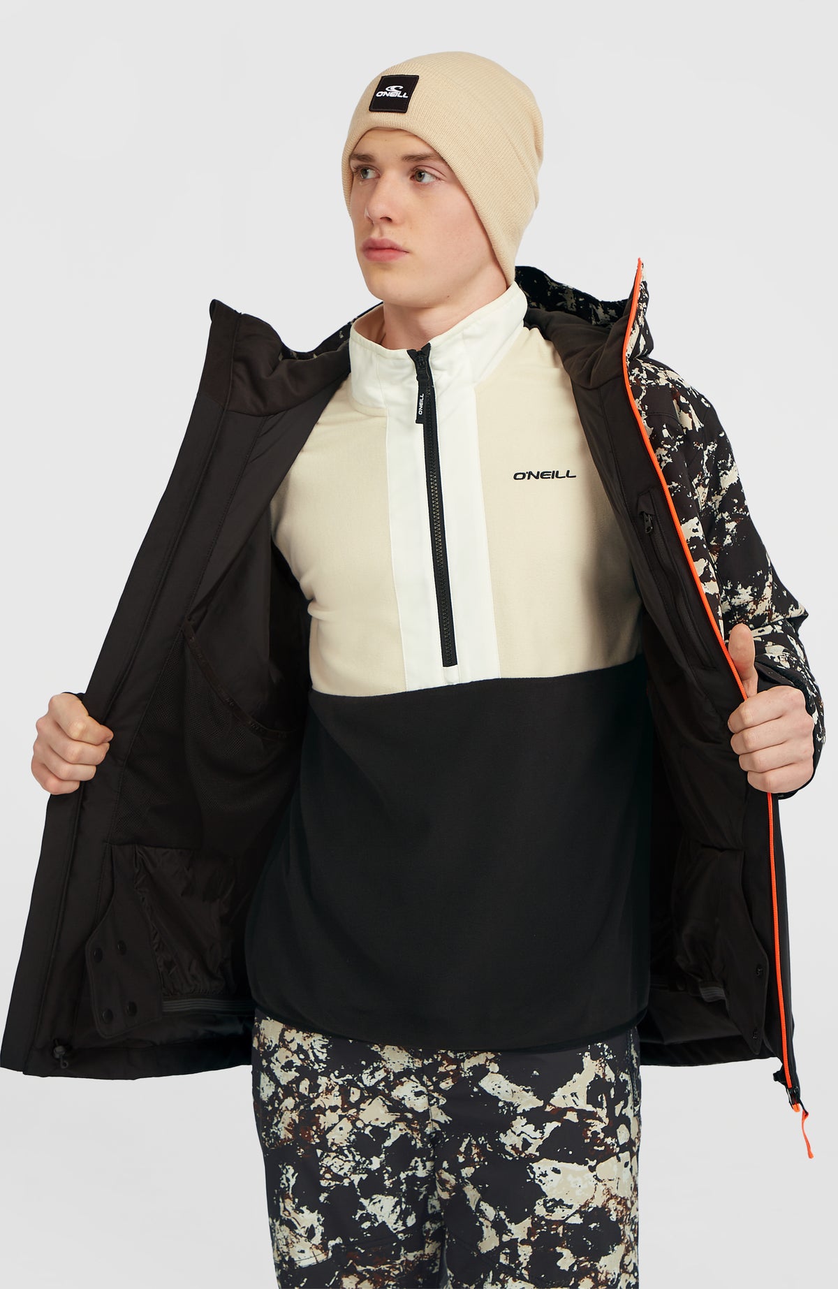FWC'Cruz Block Skijacke für Herren, schwarz mit Muster in Beige, Vorderansicht mit geöffnetem Reißverschluss am Model