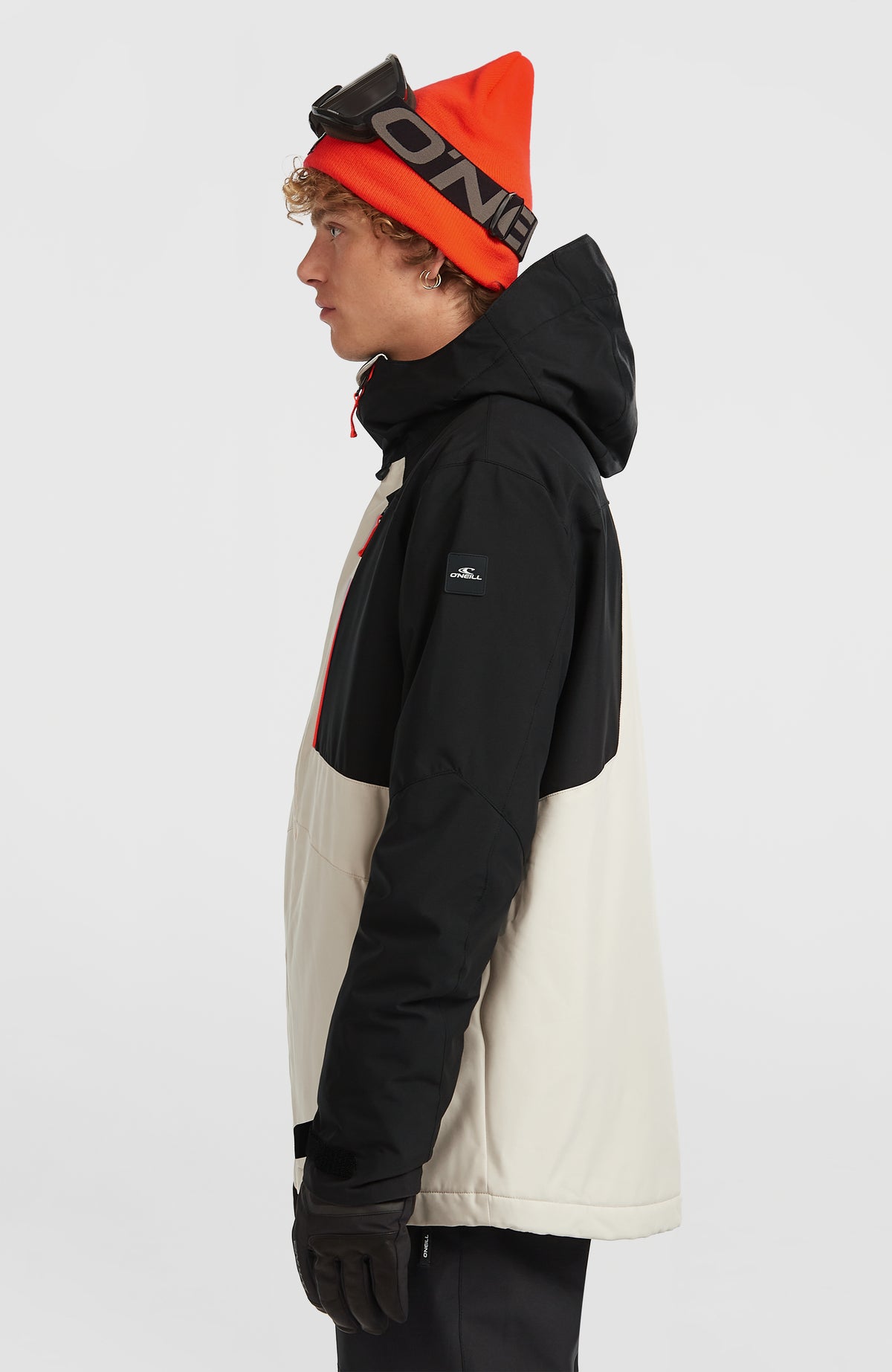 FWC'Cruz Block Skijacke für Herren, beige, Seitenansicht am Model mit Logo-Patch am Ärmel