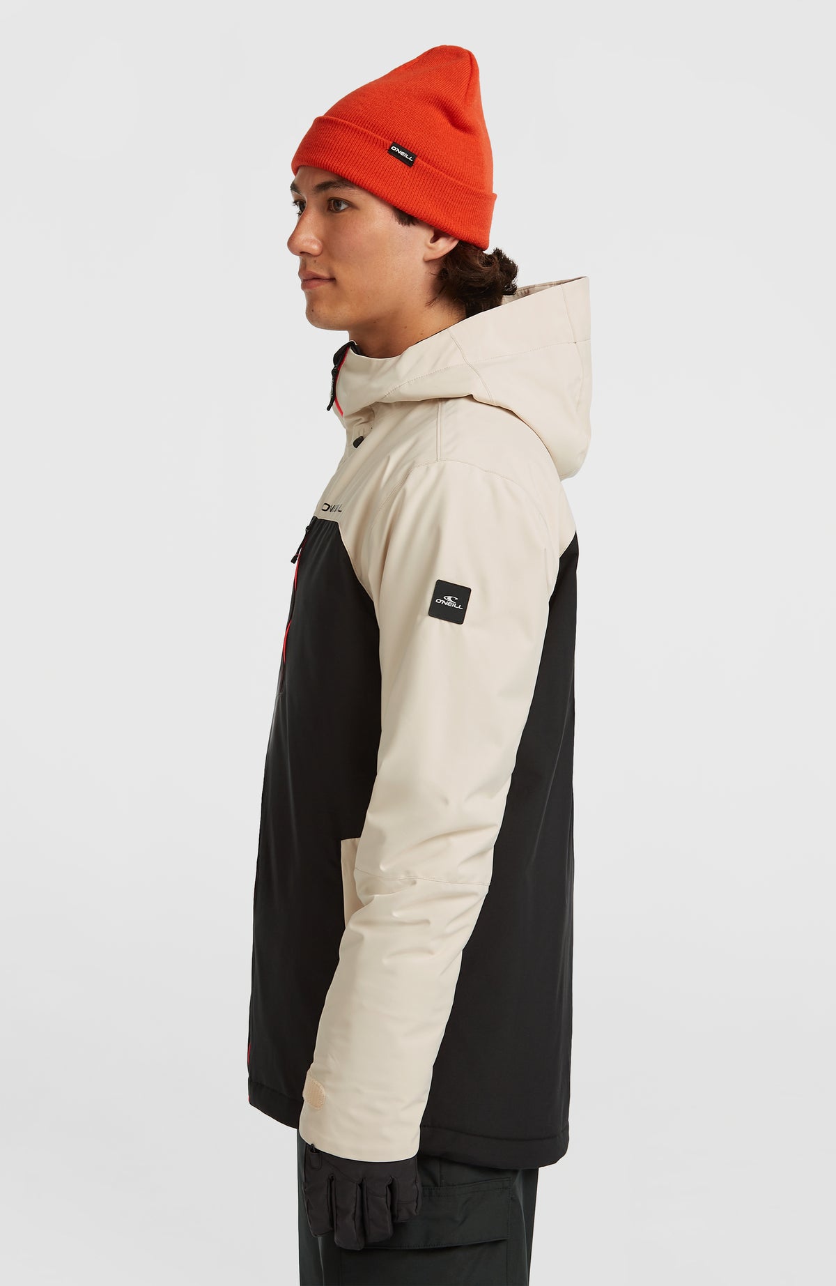 FWC'Cruz Duo Skijacke für Herren, beige, Seitenansicht am Model mit dunklem Logo-Patch am Ärmel