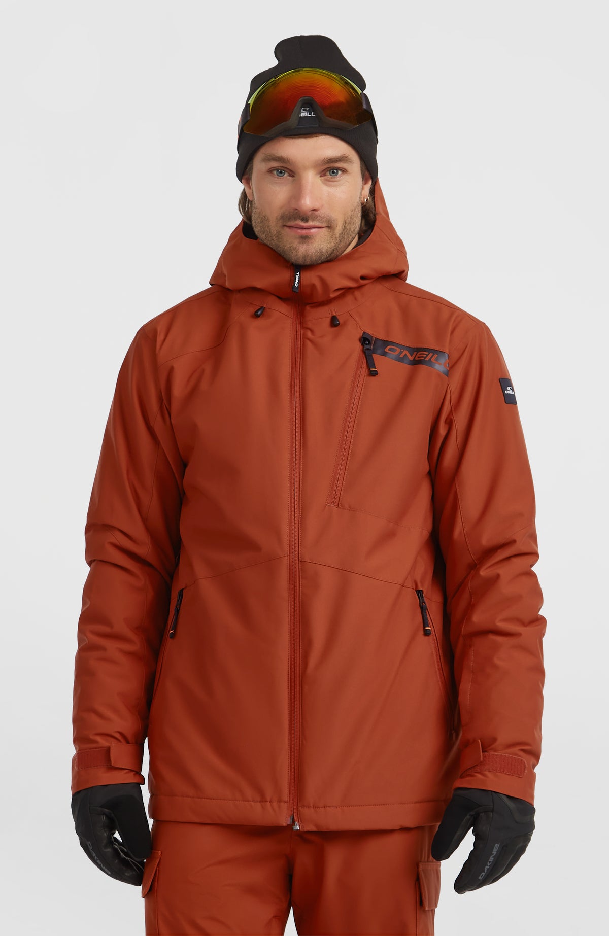 O'Neill FWC'Cruz Skijacke für Herren, orange, Vorderansicht am Model mit Kapuze und Reißverschluss