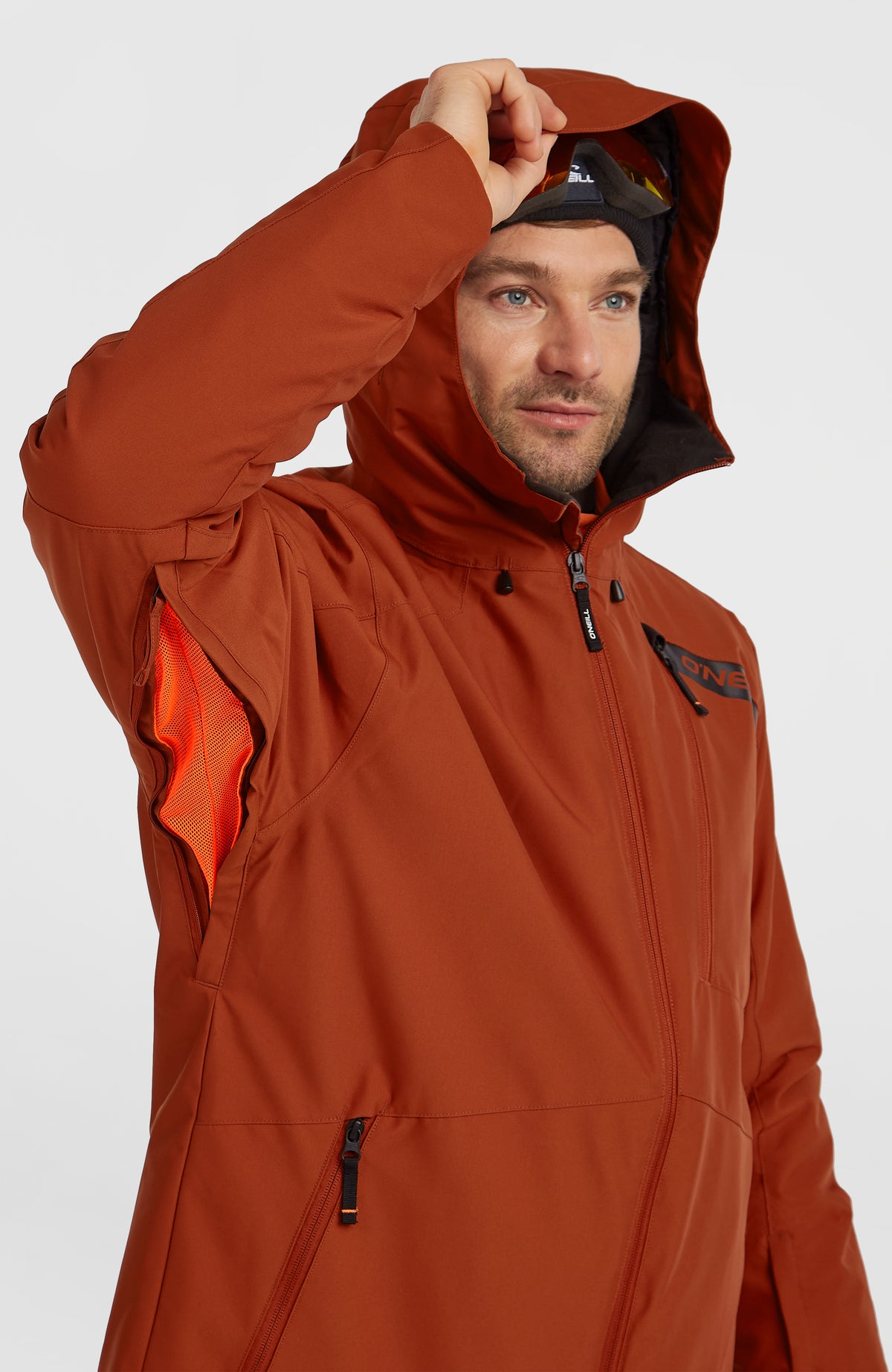 FWC'Cruz Skijacke für Herren, orange, Detailansicht am Model mit geöffnetem Belüftungsreißverschluss