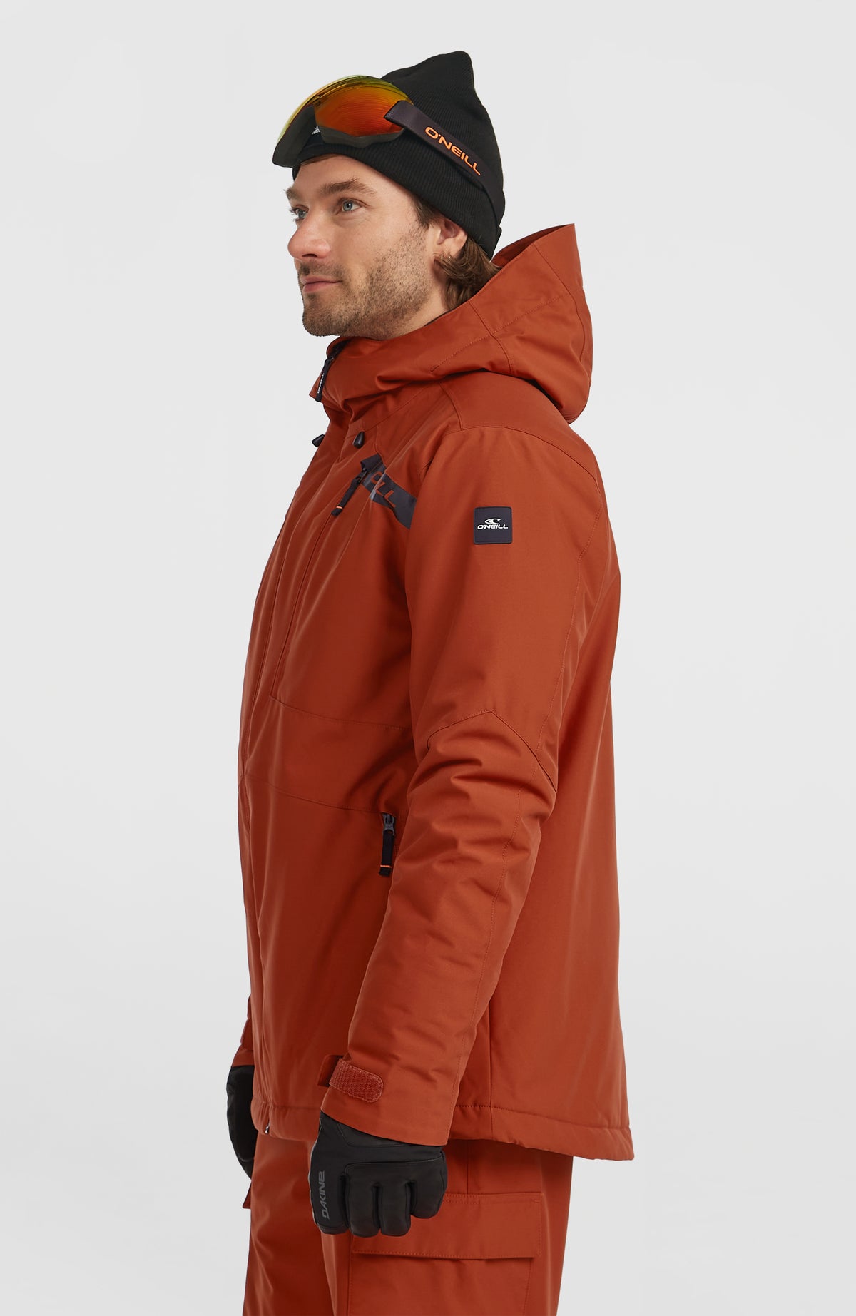 FWC'Cruz Skijacke für Herren, orange, Seitenansicht am Model mit Logo-Badge am Ärmel