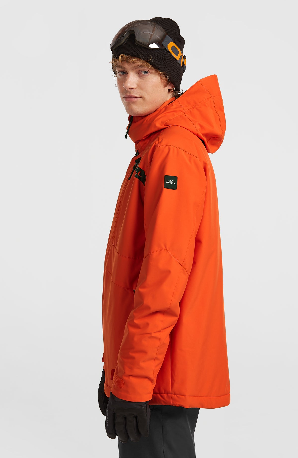 FWC'Cruz Skijacke für Herren, rot, Seitenansicht am Model mit Logo-Badge am Ärmel