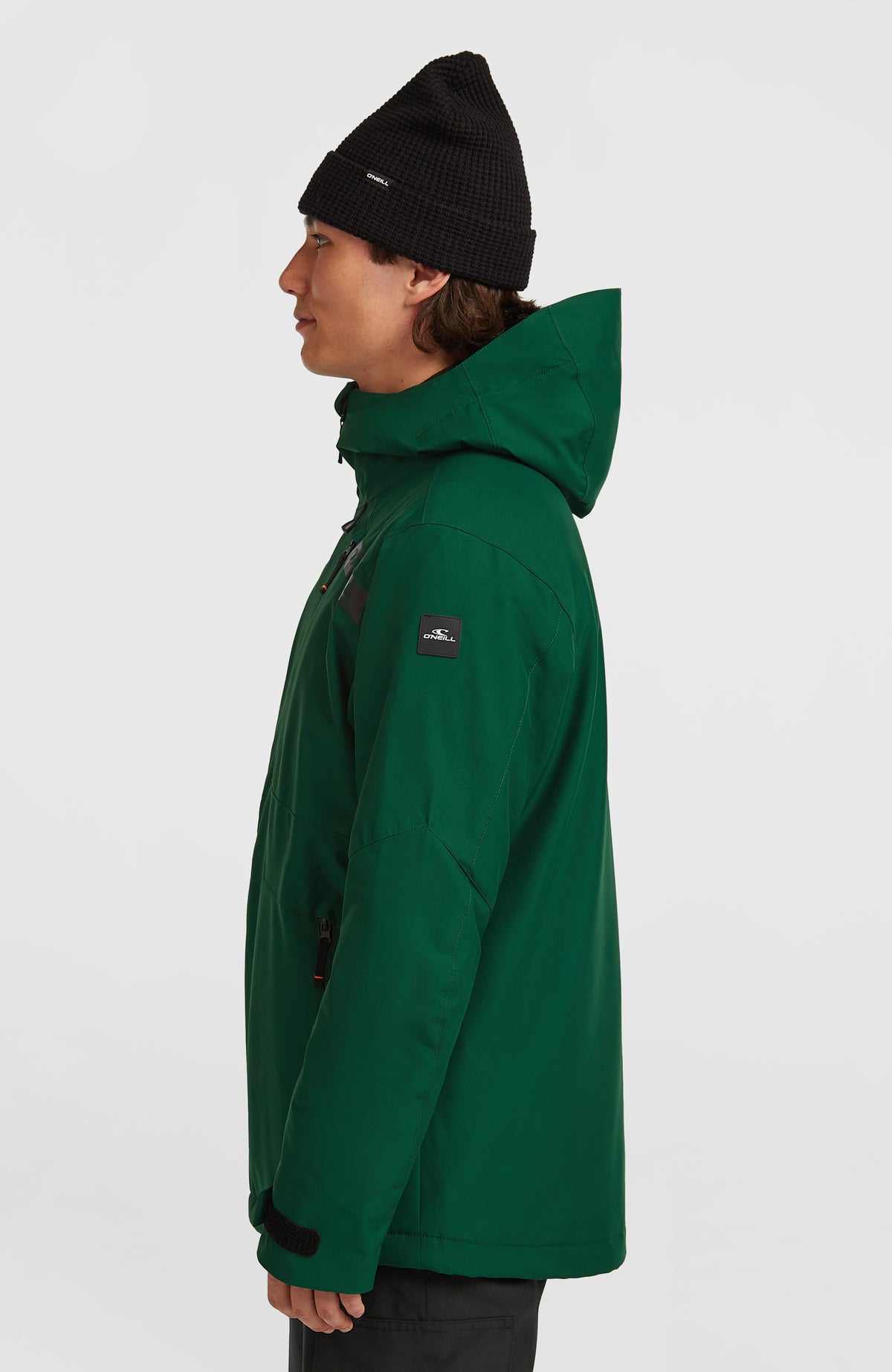 FWC'Cruz Skijacke für Herren, grün, Seitenansicht am Model mit Logo-Patch am Ärmel