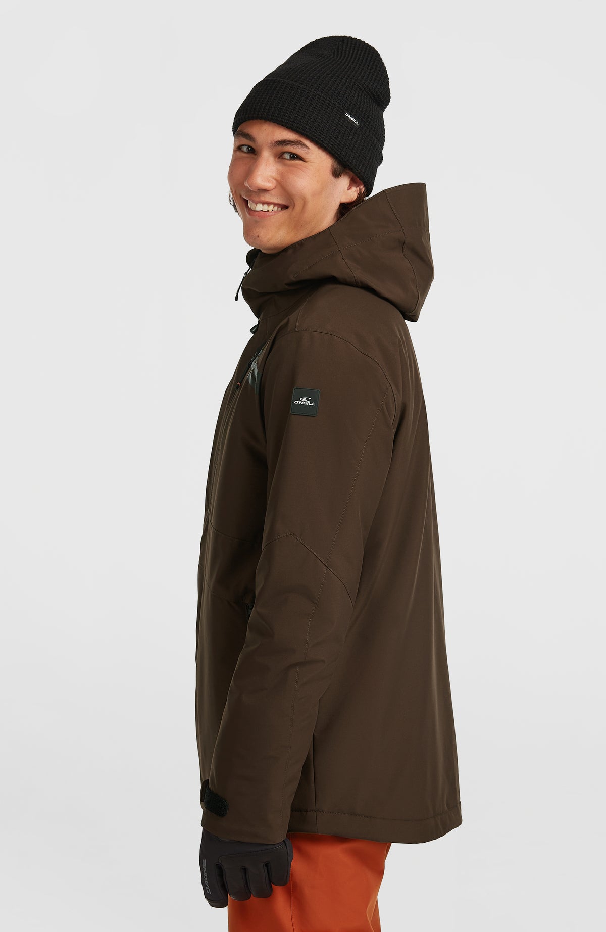 Braune FWC'Cruz Skijacke für Herren, Seitenansicht am Model mit Logo-Badge am Ärmel