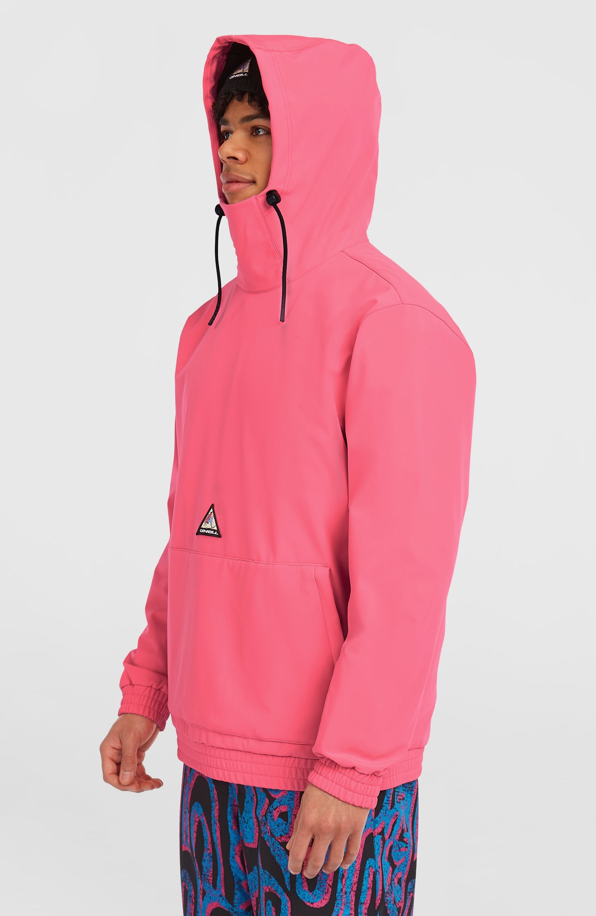 FWC'Play Softshell-Hoodie für Herren in Pink, Seitenansicht am Model mit aufgesetzter Kapuze und Kordelzug
