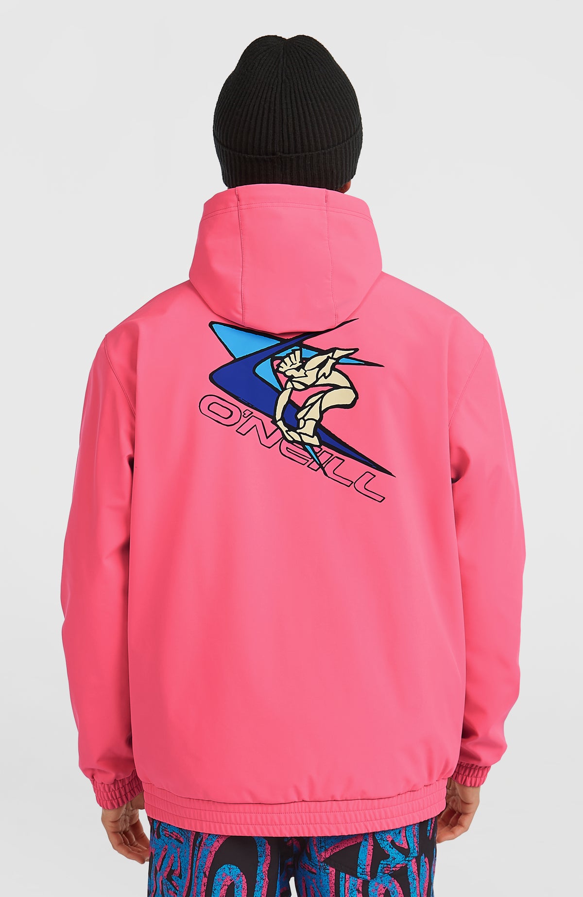 FWC'Play Softshell-Hoodie für Herren in Pink, vollständige Rückansicht am Model mit großem Logo-Print