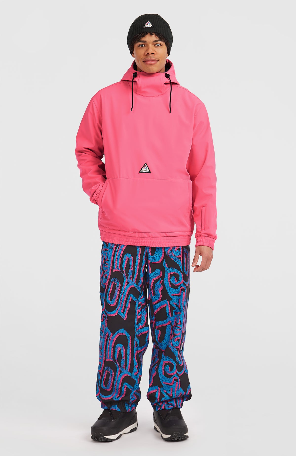 FWC'Play Softshell-Hoodie für Herren in Pink, frontale Ganzkörperansicht getragen am Model im Studio