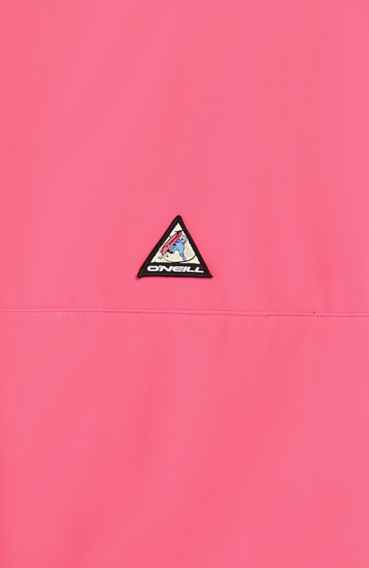 FWC'Play Softshell-Hoodie für Herren in Pink, Nahaufnahme des dreieckigen Logo-Patches auf der Vorderseite