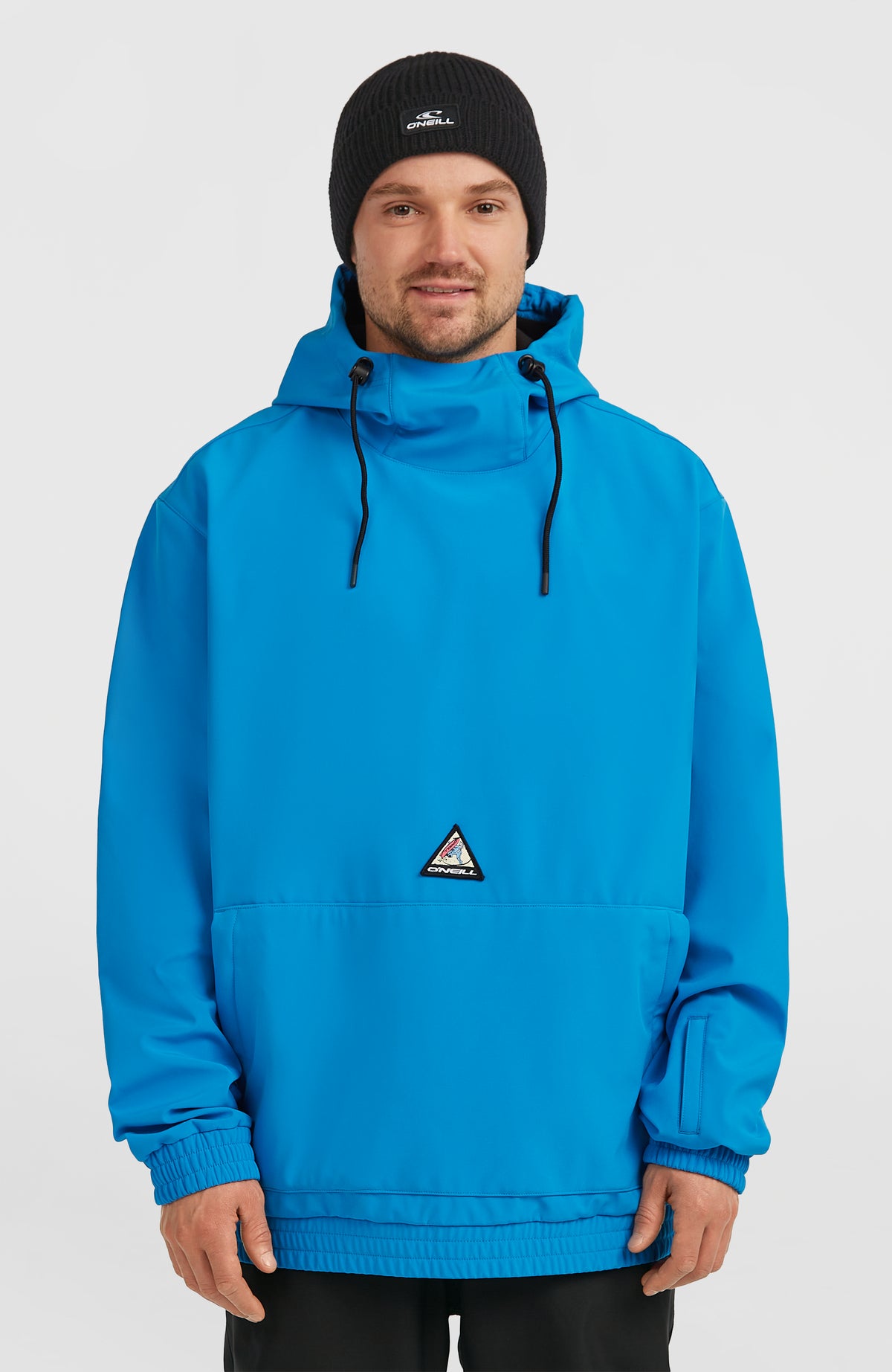 O'Neill FWC'Play Softshell-Hoodie für Herren, blau, Vorderansicht am Model mit Kapuze und großer Kängurutasche
