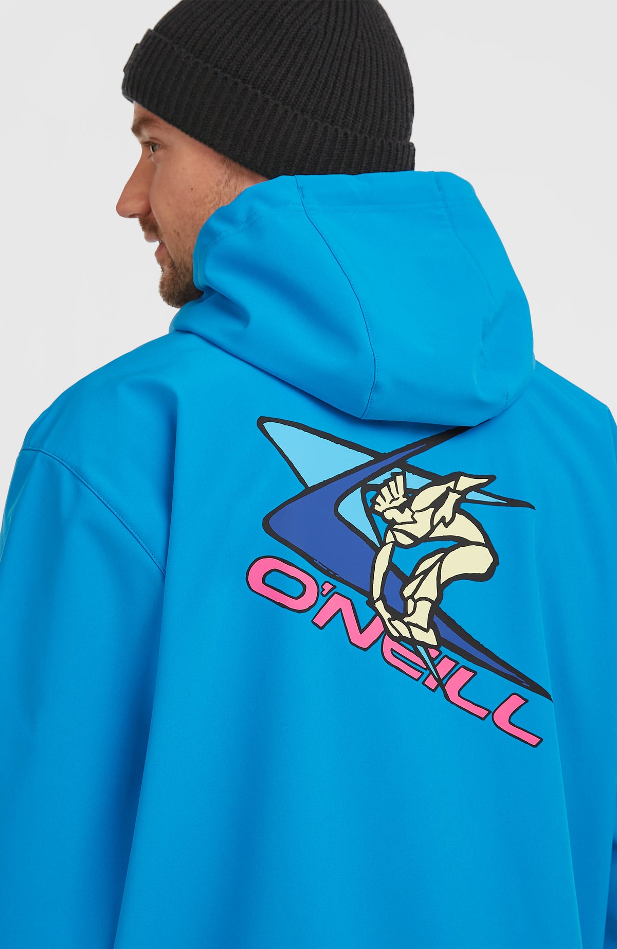 FWC'Play Softshell-Hoodie für Herren, blau, Nahaufnahme der Rückseite am Model mit großem, buntem Grafik-Print