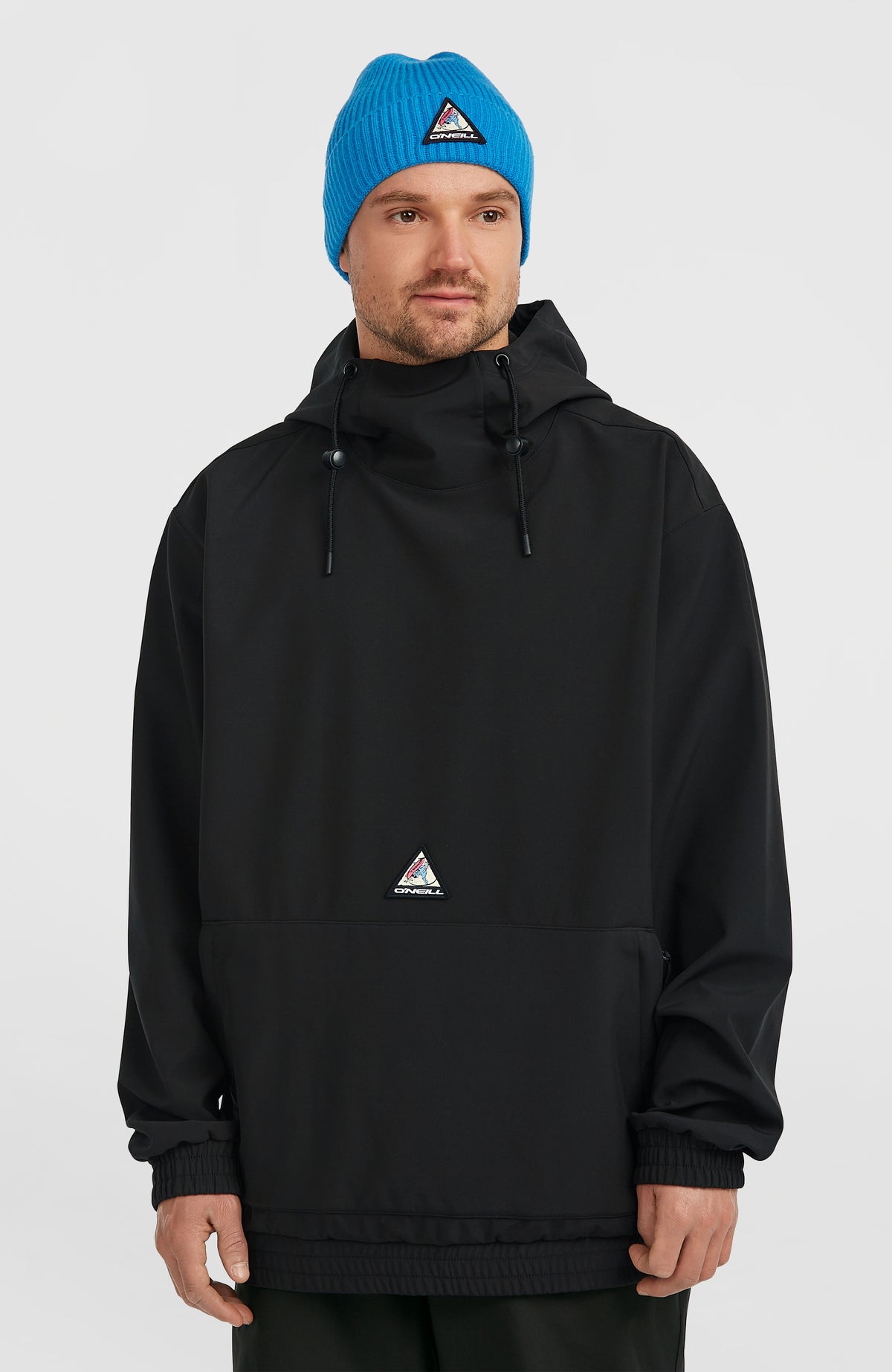 O'Neill FWC'Play Softshell-Hoodie für Herren, schwarz, Vorderansicht am Model mit Kapuze und Kängurutasche