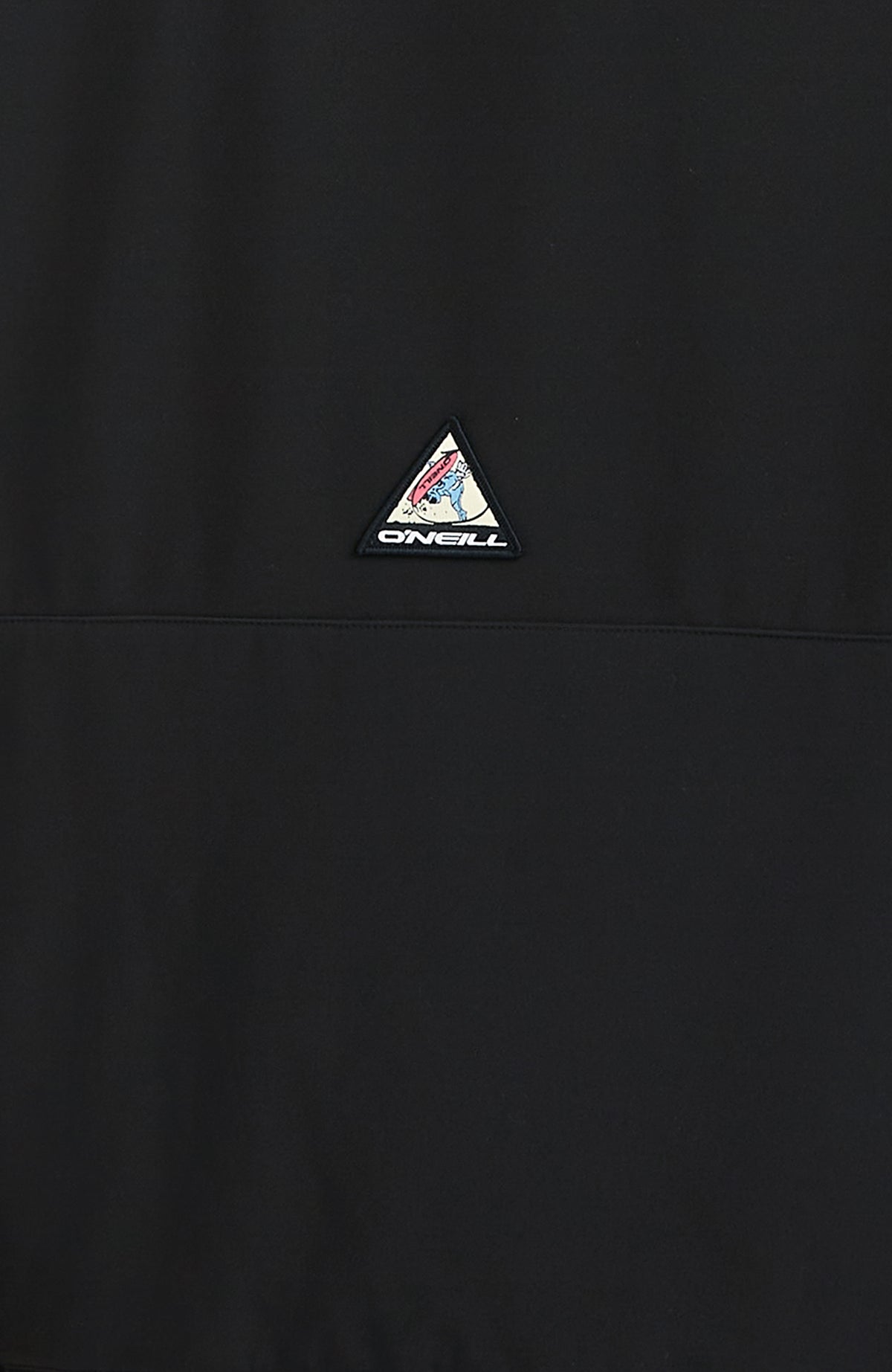 FWC'Play Softshell-Hoodie für Herren, schwarz, Nahaufnahme des dreieckigen Logo-Badges auf der Vorderseite