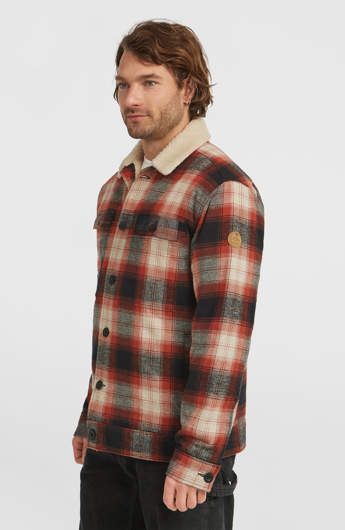 O'Riginals Jacke mit Fleecefutter für Herren, rot mit Karomuster in Schwarz und Cremeweiß, Seitenansicht am Model