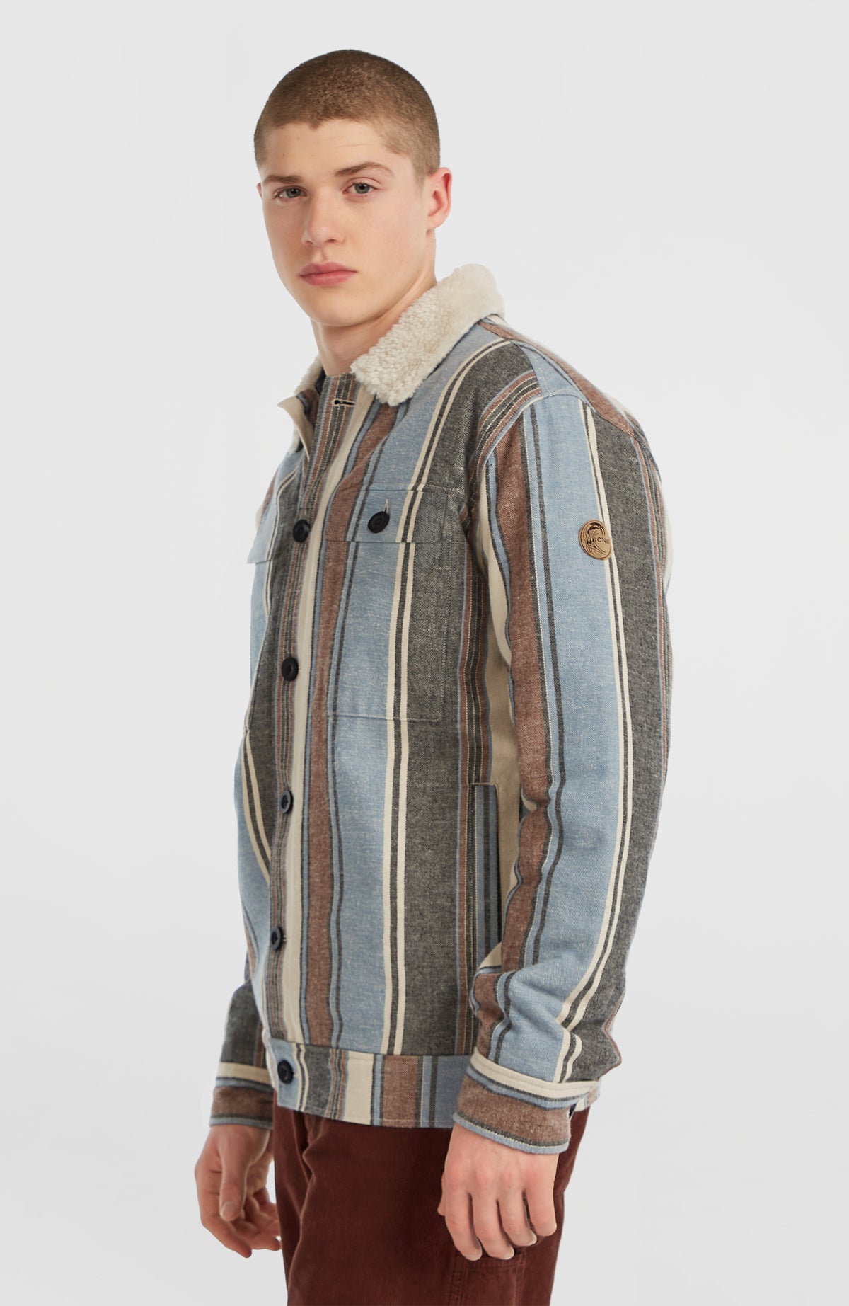 O'Riginals Jacke mit Fleecefutter für Herren, blau mit Streifenmuster in Braun, Halbprofilansicht am Model