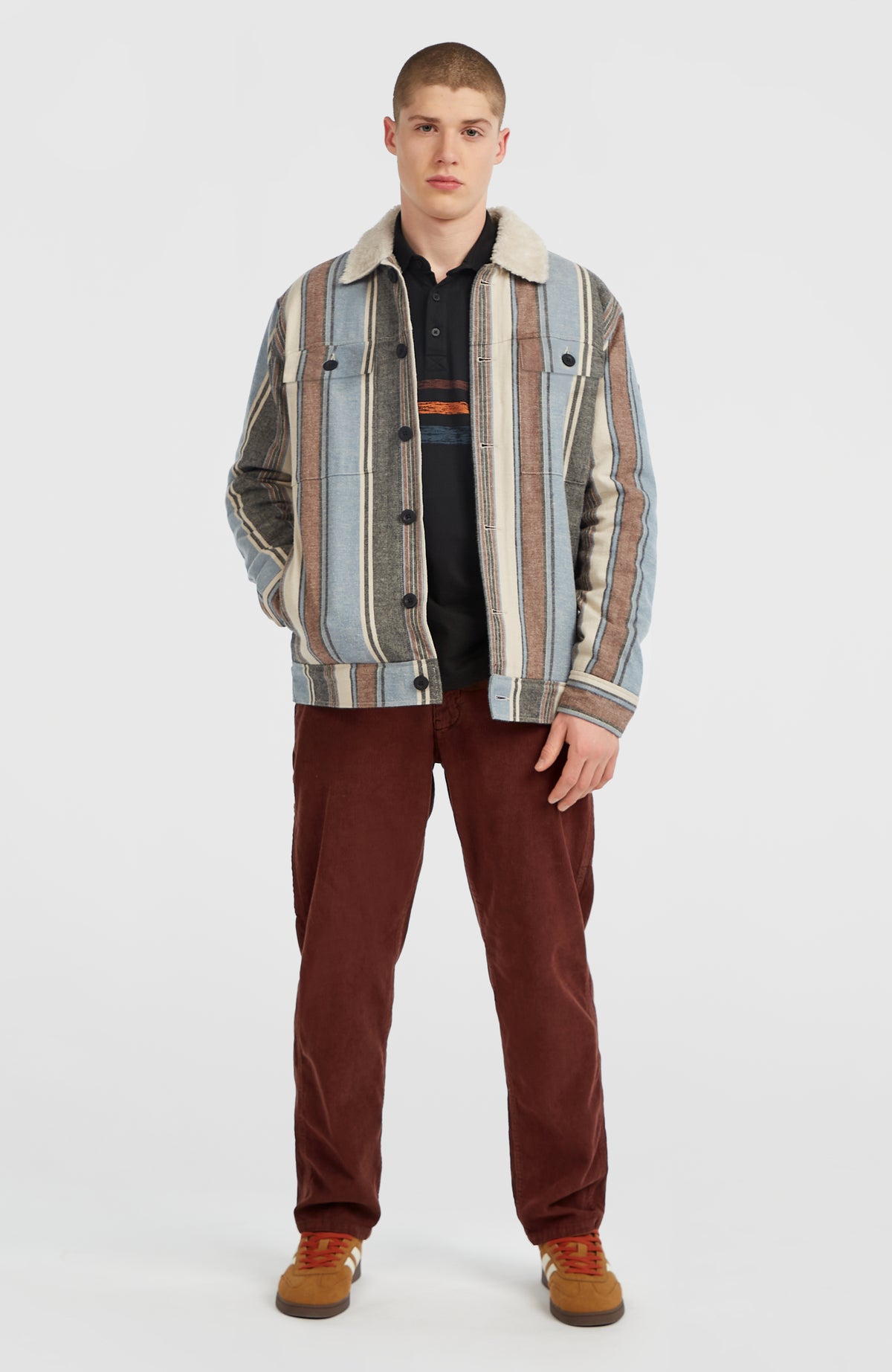 O'Riginals Jacke mit Fleecefutter für Herren, blau mit Streifenmuster in Braun, Ganzansicht geöffnet am Model