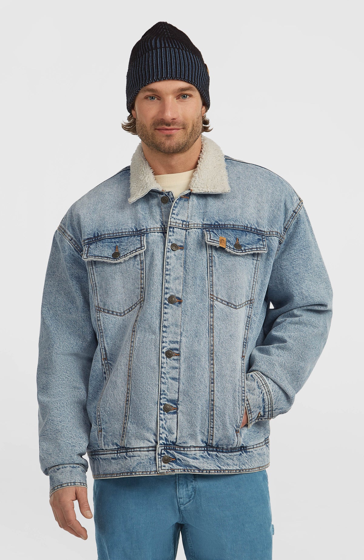 O'Neill O'Riginals Jeansjacke für Herren, blau, Vorderansicht am Model mit hellem Kragen und Knopfleiste