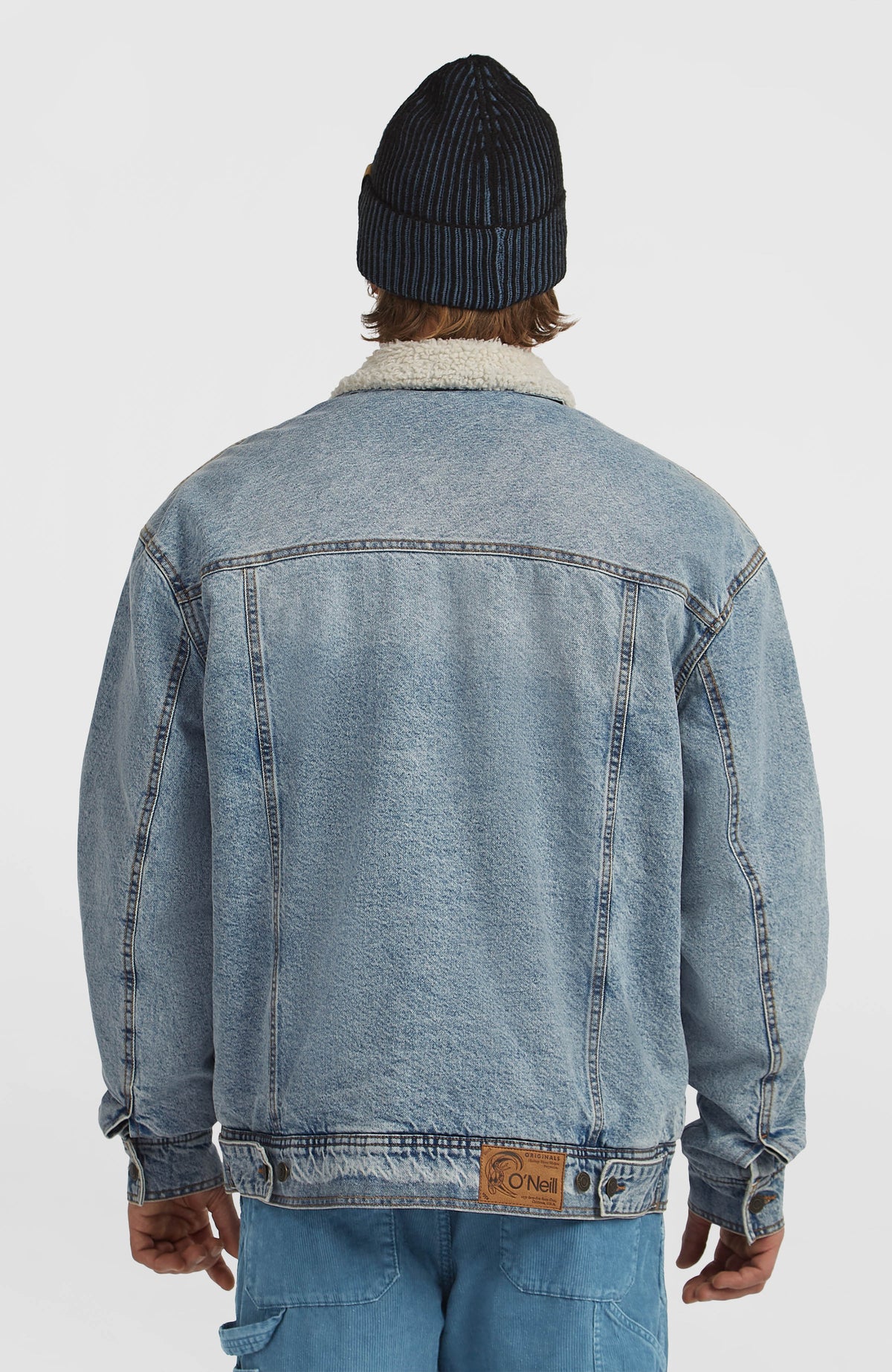 O'Riginals Jeansjacke für Herren, blau, Rückansicht am Model mit Querpasse und Logo-Patch am Bund