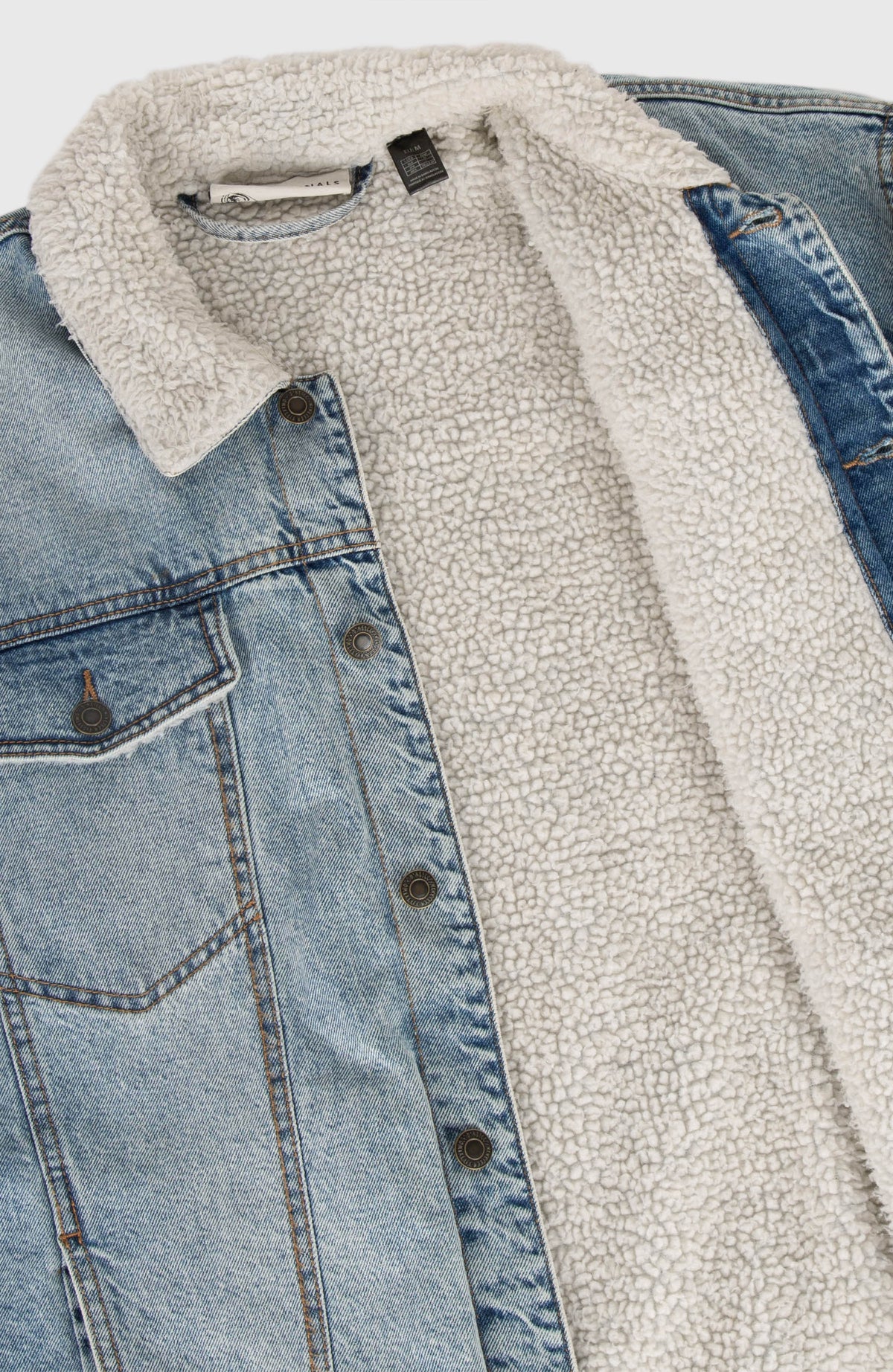 O'Riginals Jeansjacke für Herren, blau, Nahaufnahme von hellem Innenfutter und Knopfleiste