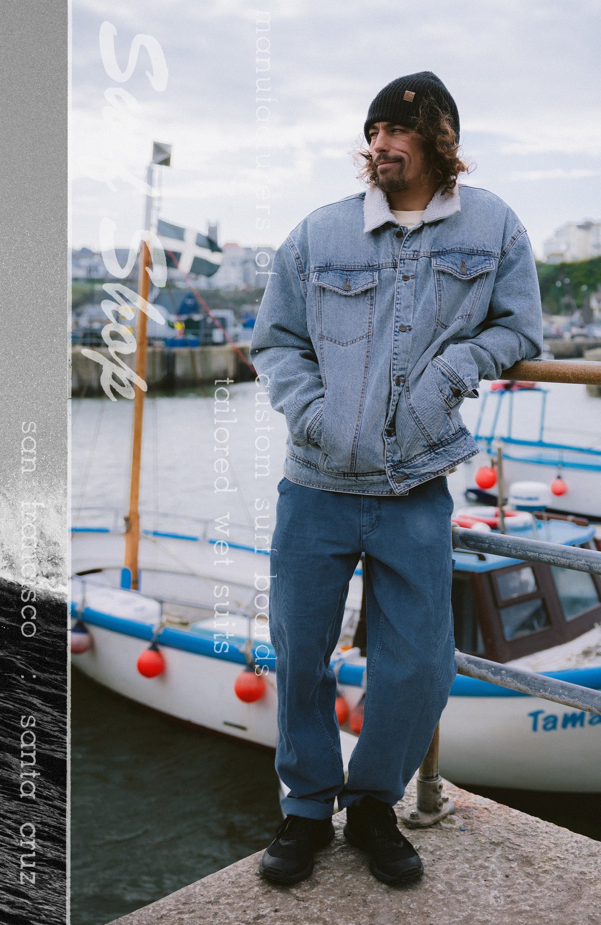 O'Riginals Jeansjacke für Herren, blau, getragen am Model an einer Kaimauer vor Booten im Hafen