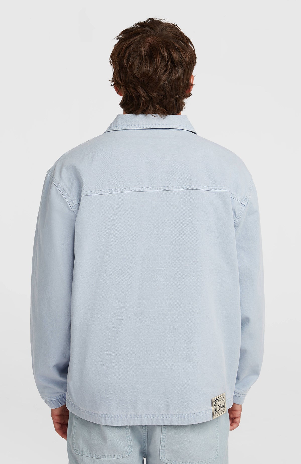 Blaue O'Riginals Jacke für Herren, Rückansicht am Model mit Logo-Patch am Saum