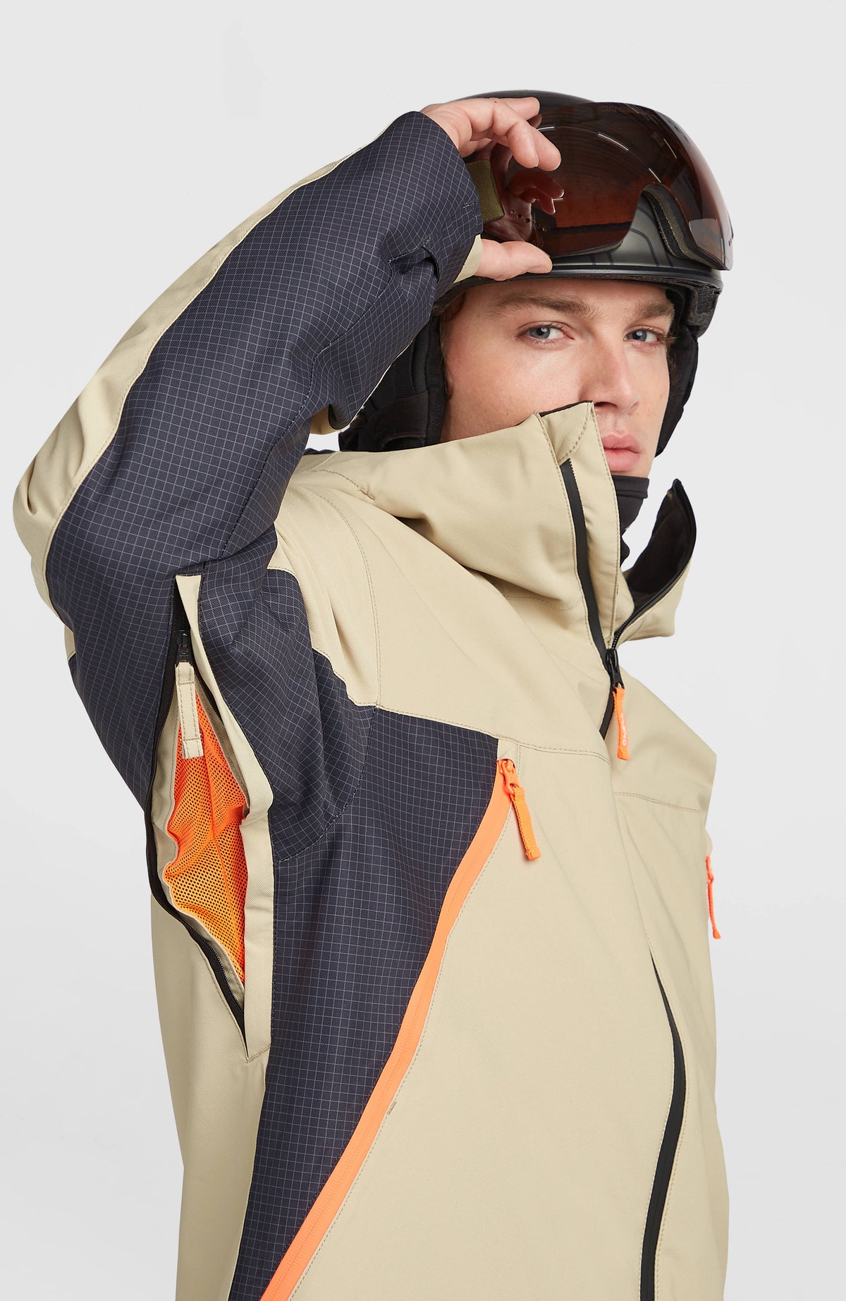 FWC'Peak Pro Skijacke für Herren, beige, Detailansicht am Model mit Belüftungsreißverschluss am Ärmel