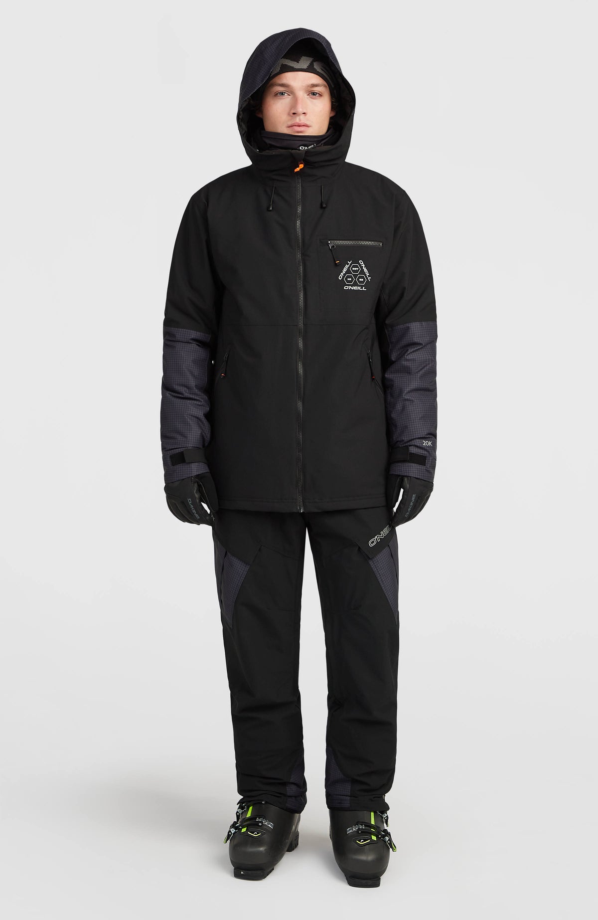 FWC'Peak Skijacke für Herren, schwarz, Ganzkörperansicht von vorne am Model mit aufgesetzter Kapuze