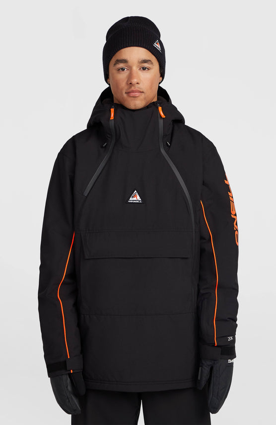 O'Neill FWC'Play Asymmetric Ski- und Snowboardjacke für Herren, schwarz, getragen am Model, Vorderansicht