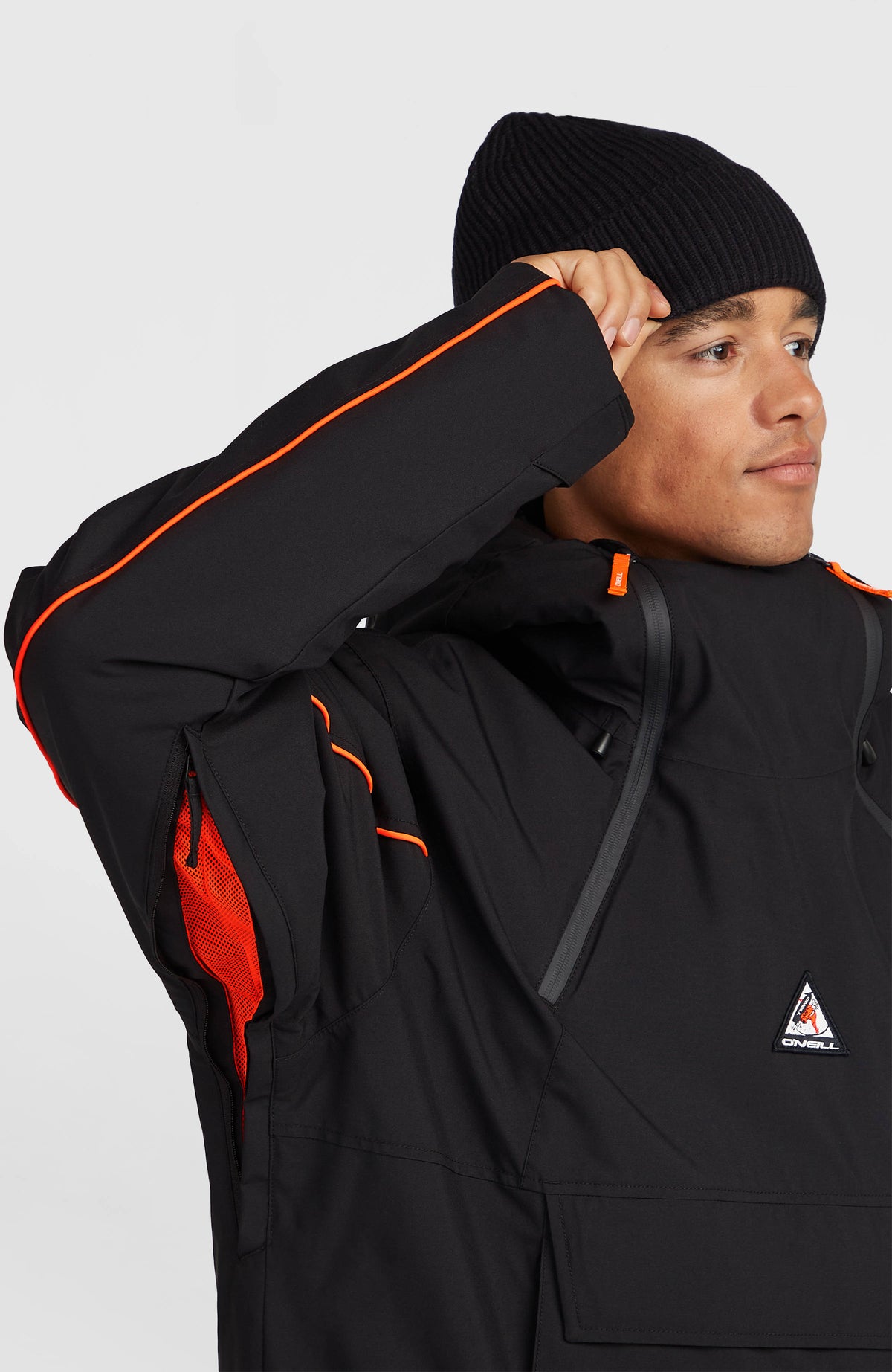 Schwarze FWC'Play Asymmetric Ski- und Snowboardjacke am Model, Detailaufnahme des Belüftungsreißverschlusses