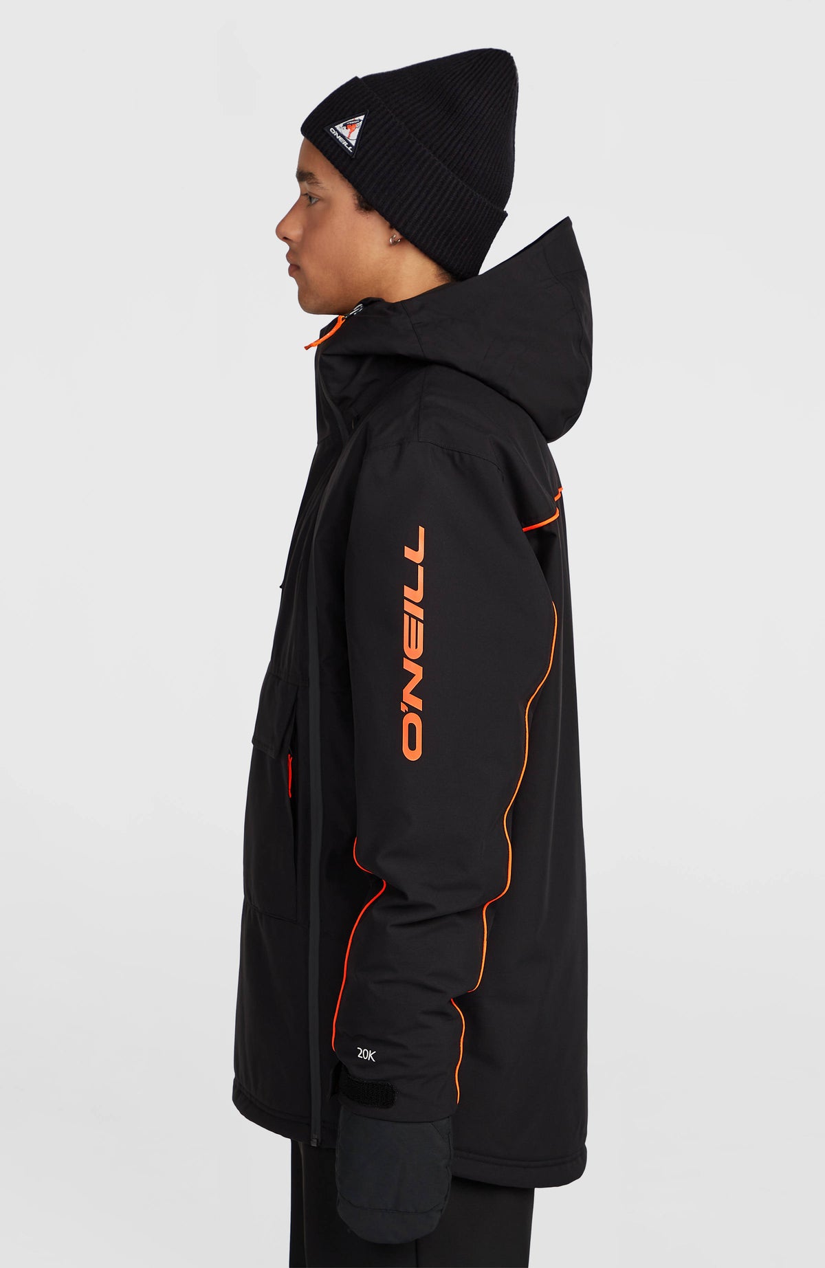 FWC'Play Asymmetric Ski- und Snowboardjacke für Herren in Schwarz, Seitenansicht mit Logo-Schriftzug am Ärmel