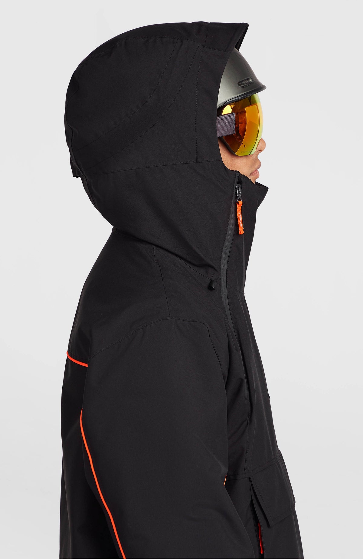 Schwarze FWC'Play Asymmetric Ski- und Snowboardjacke am Model, Seitenansicht mit hochgeschlossener Kapuze