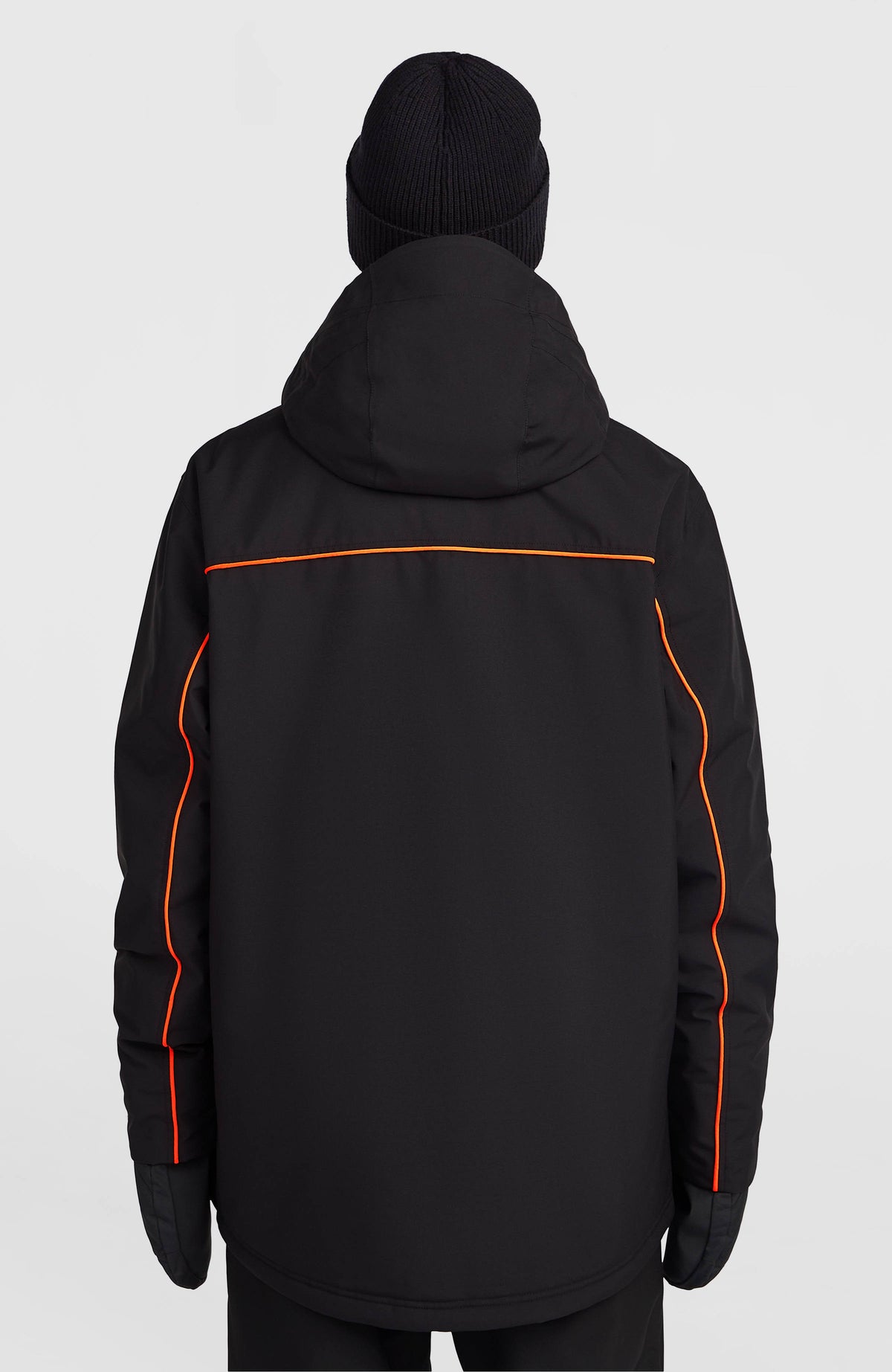 FWC'Play Asymmetric Ski- und Snowboardjacke für Herren, schwarz, Rückansicht mit oranger Ziernaht am Model