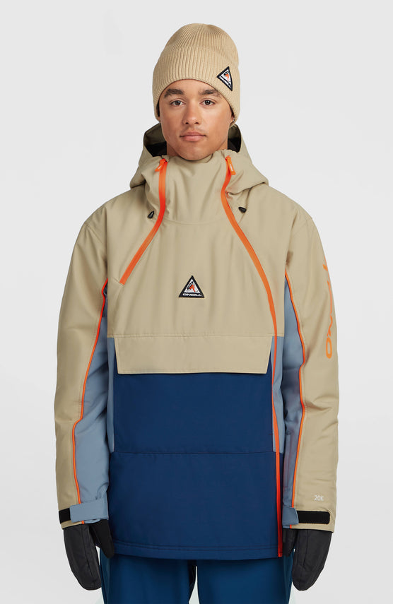 O'Neill FWC'Play Asymmetric Ski- und Snowboardjacke für Herren, beige, Vorderansicht mit Kapuze am Model