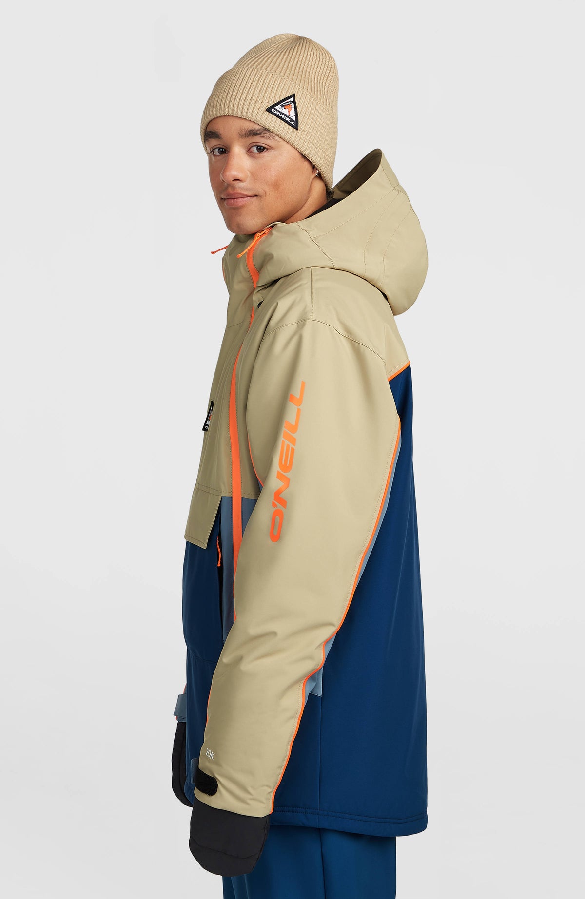 FWC'Play Asymmetric Ski- und Snowboardjacke für Herren, beige, Seitenansicht mit Logo-Schriftzug am Ärmel