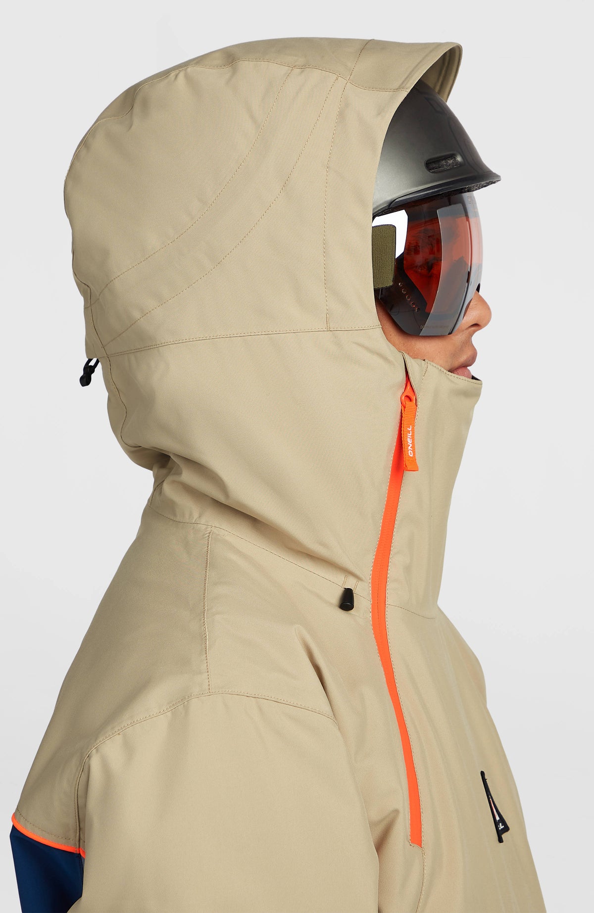 FWC'Play Asymmetric Ski- und Snowboardjacke, beige, Seitenansicht mit geschlossener Kapuze und hohem Kragen