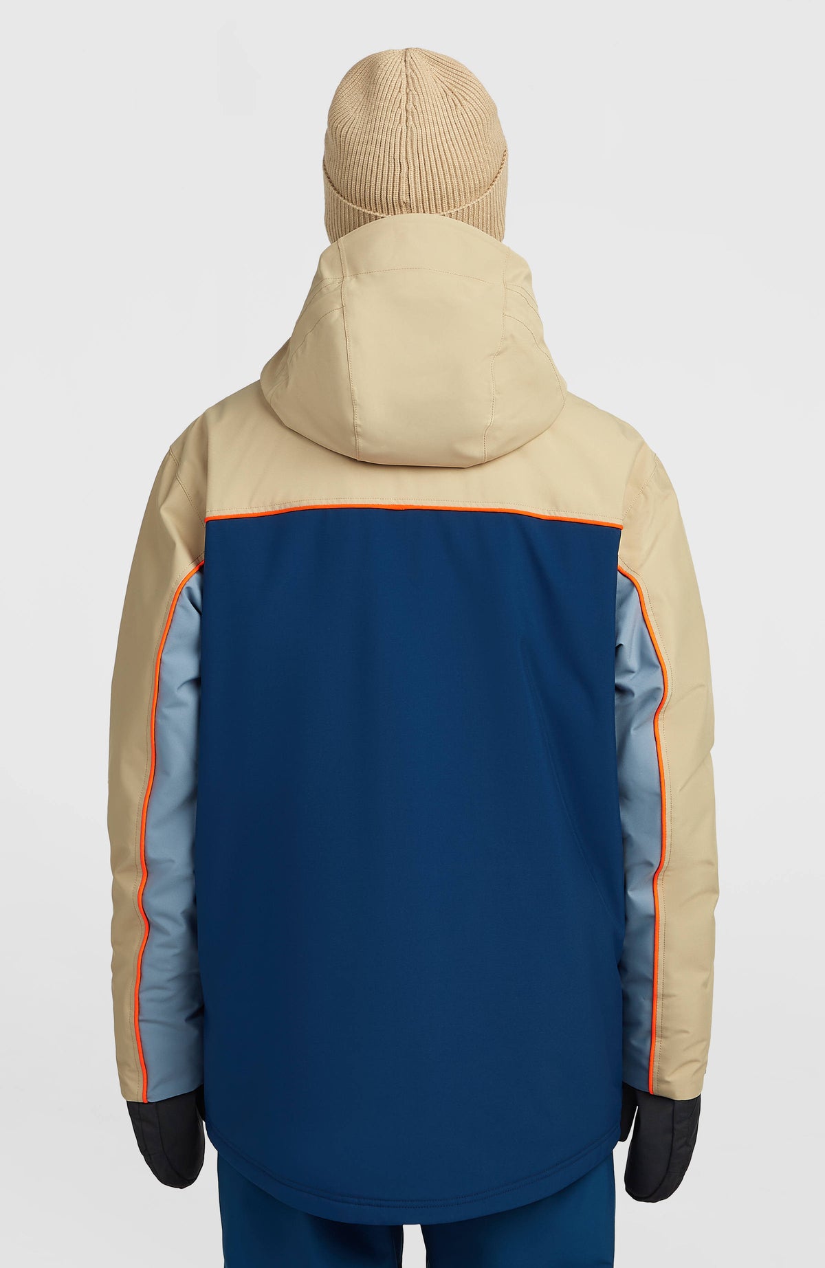 FWC'Play Asymmetric Ski- und Snowboardjacke für Herren, beige, Rückansicht am Model mit aufgesetzter Kapuze