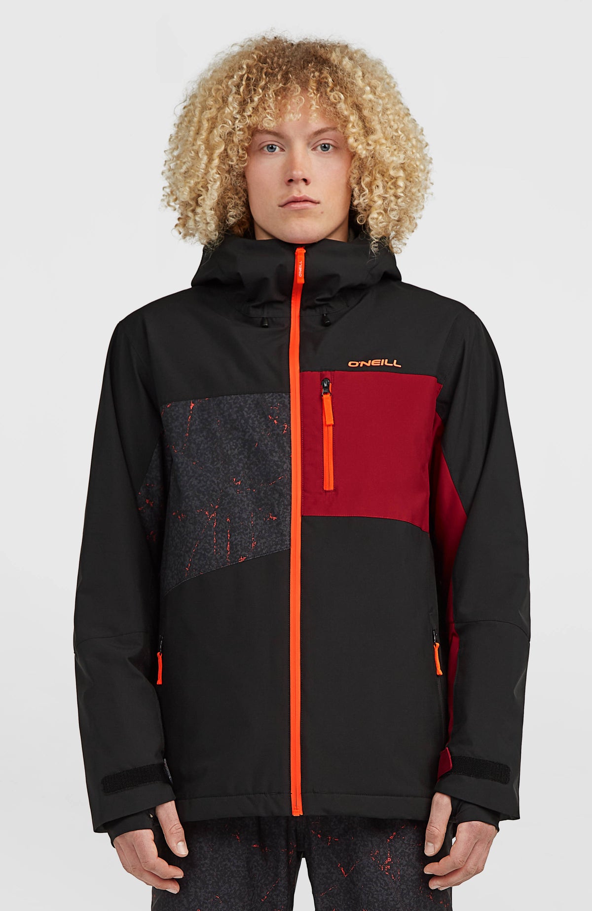 O'Neill FWC'Cruz Triple Skijacke für Herren, schwarz, Vorderansicht am Model mit geschlossener Kapuze