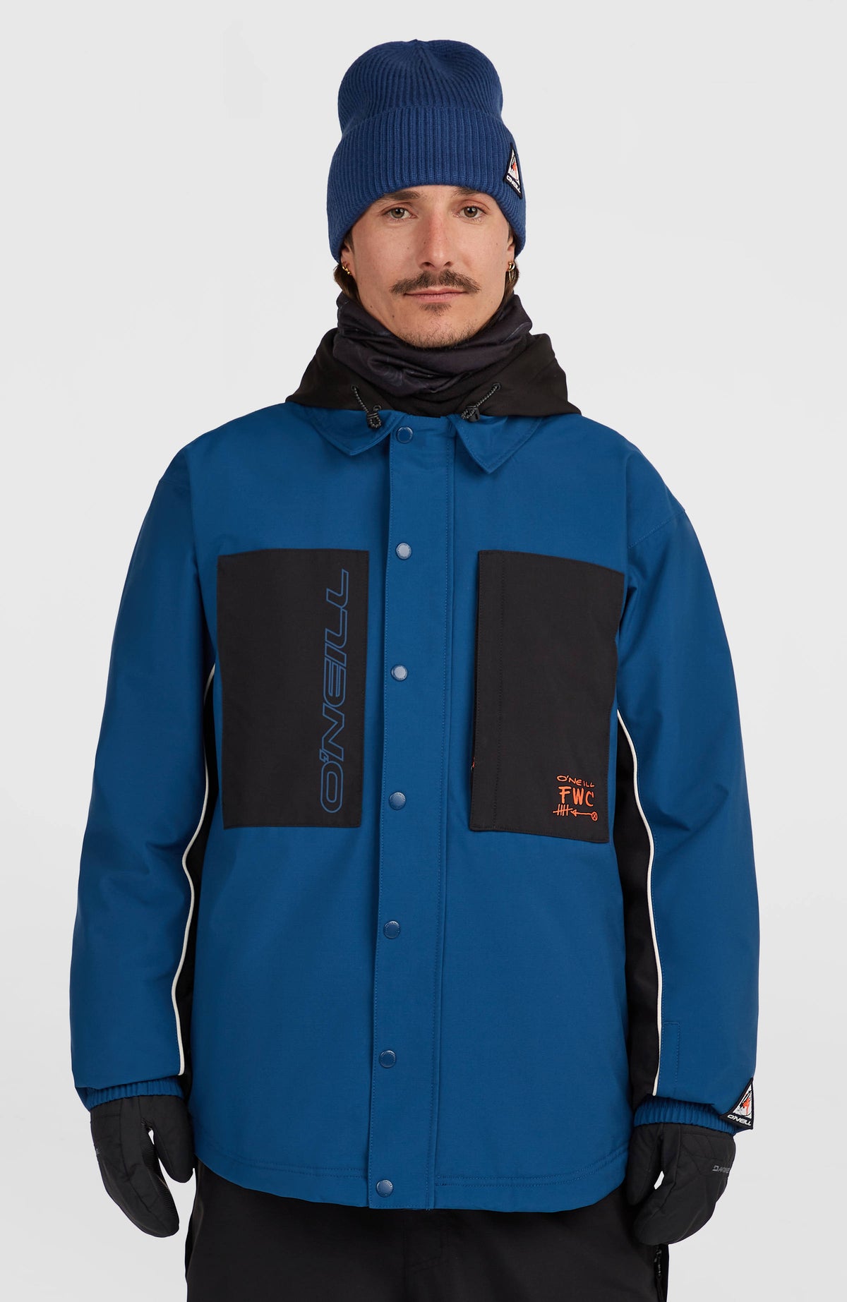 O'Neill FWC'Play Shacket Ski- und Snowboardjacke für Herren in Blau, Vorderansicht am Model