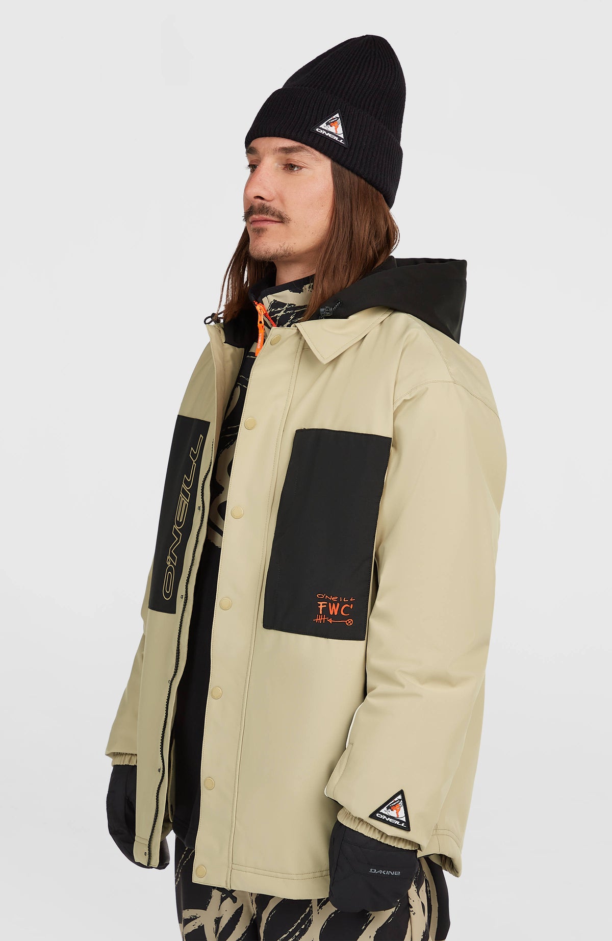 FWC'Play Shacket Ski- und Snowboardjacke für Herren, beige, Halbprofil am Model mit Druckknopfleiste